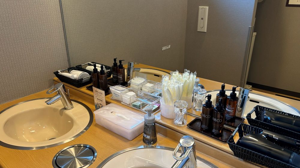 【女性大浴場脱衣所②】洗面所は二つございます。