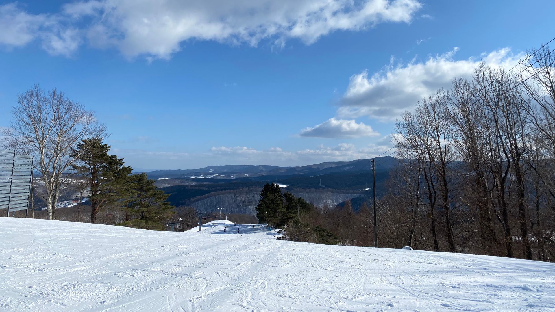 【十和田湖温泉スキー場】八甲田連峰の眺望が良く、ゲレンデのすぐ下には奥入瀬渓流温泉がございます。