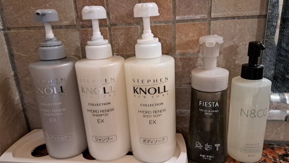 【女性大浴場内浴室③】シャンプー類、洗顔フォーム、クレンジングオイルをご用意しております。