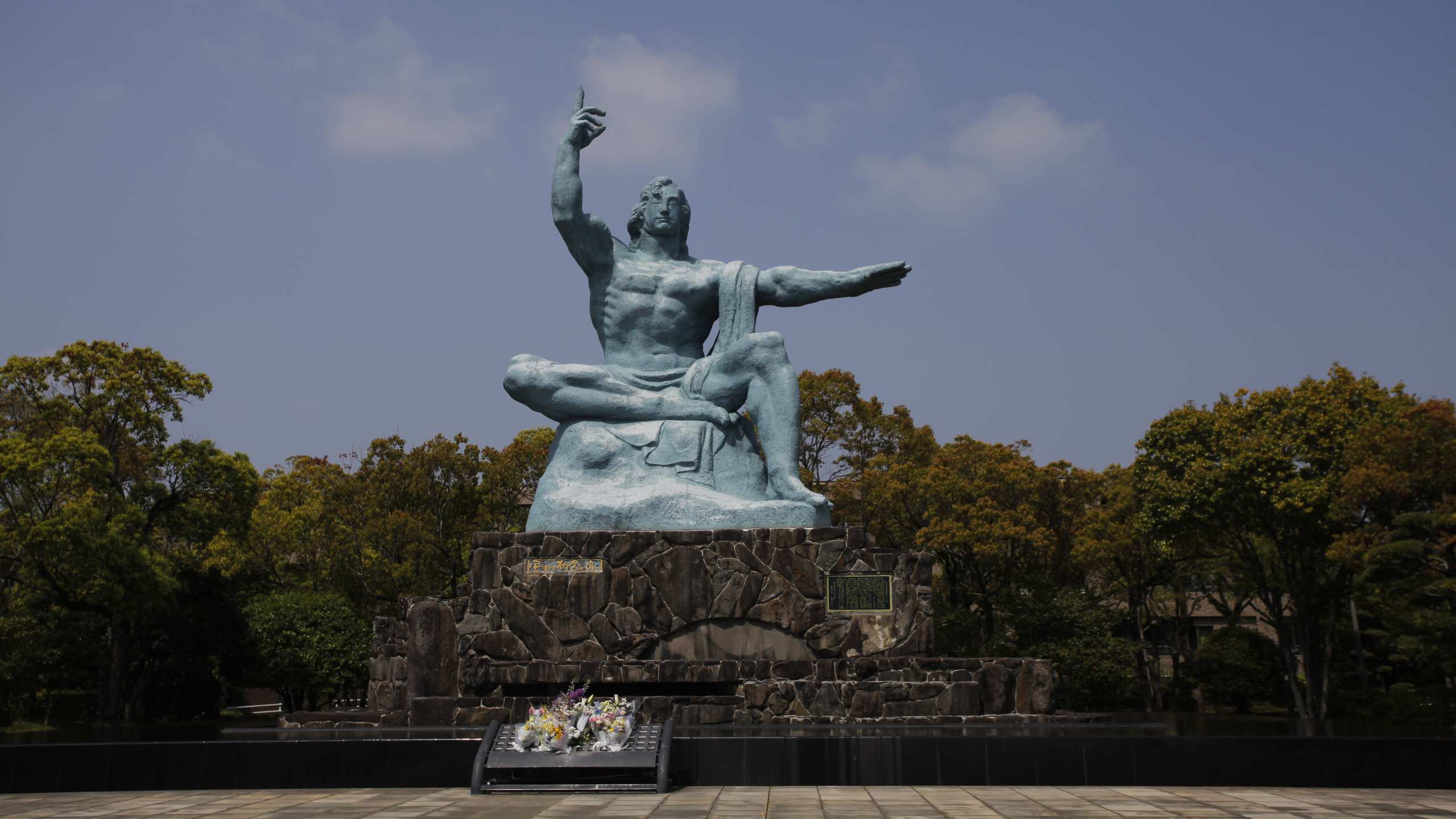 平和祈念像【画像提供：（一社）長崎県観光連盟】