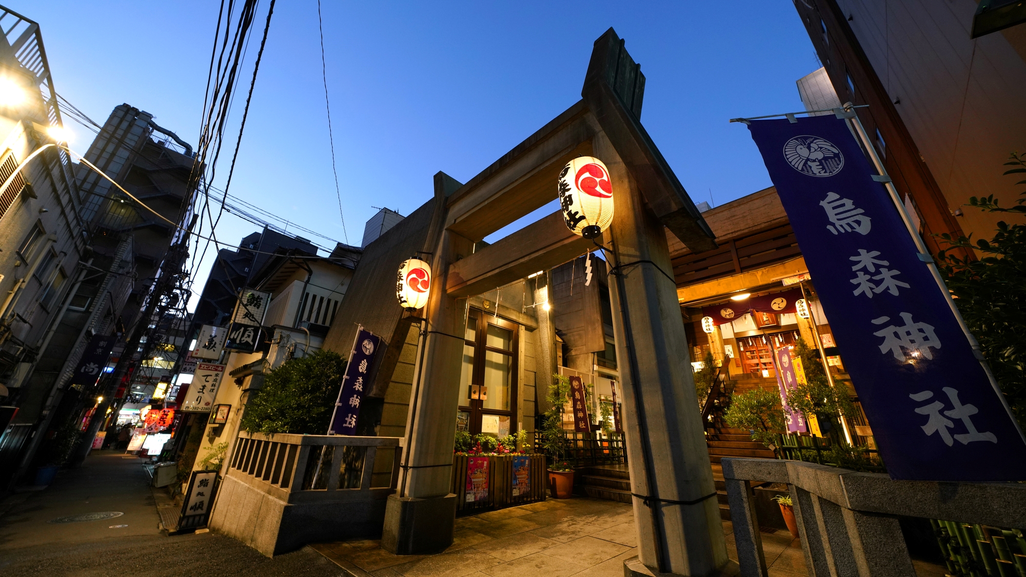 【当館から徒歩８分】カラフルな御朱印が人気。新橋のビジネス街にある由緒ある神社「烏森神社」