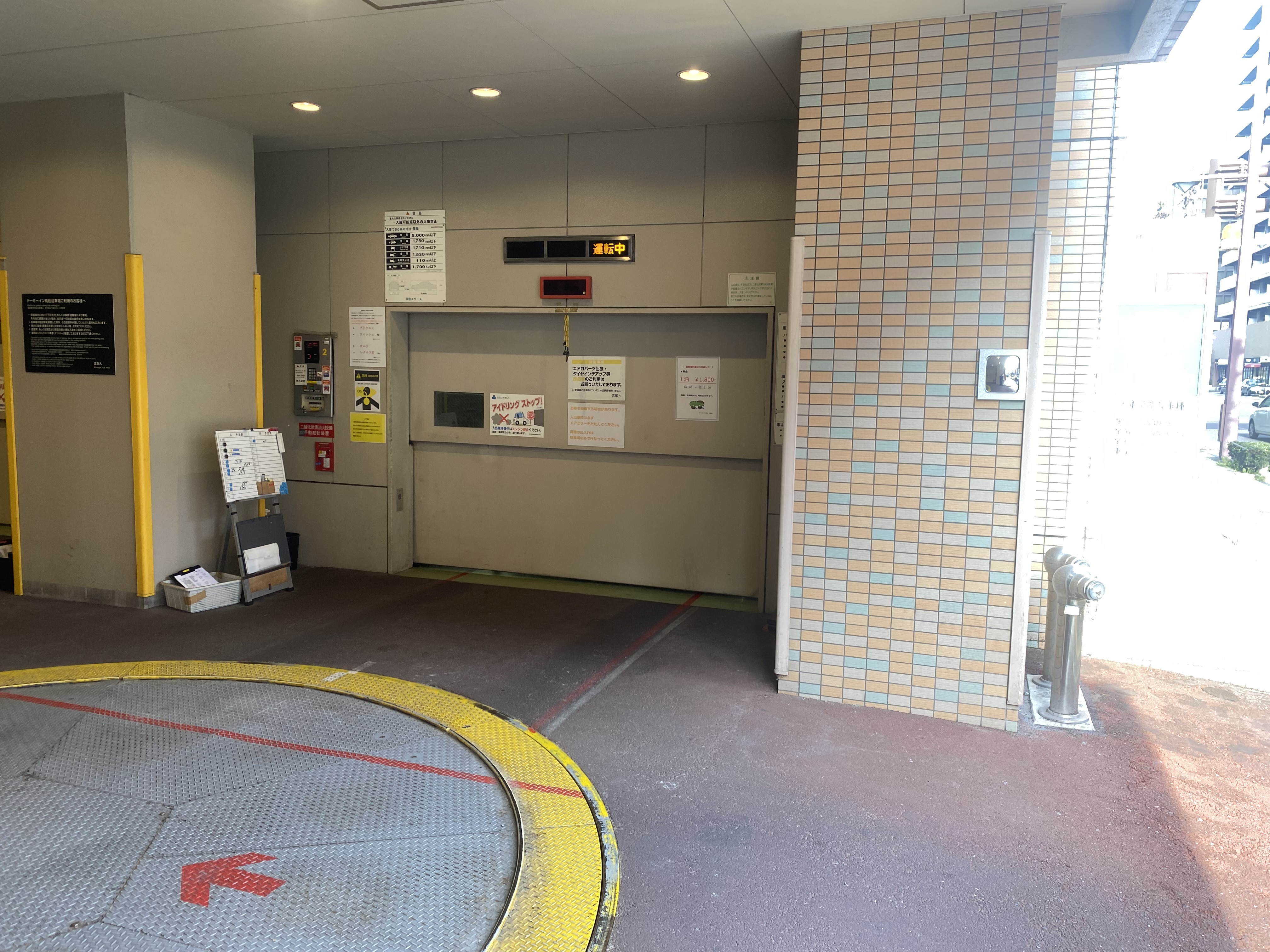 【ホテル駐車場】
