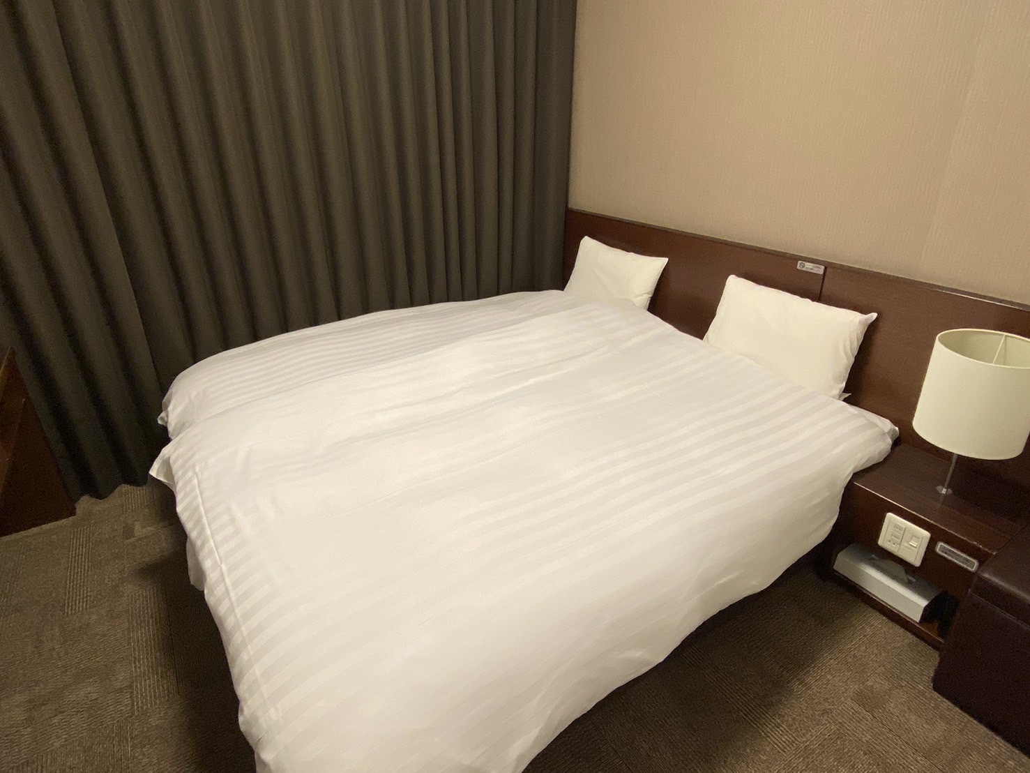 コンパクトハリウッドツインルーム【禁煙】シモンズ社製ベッド（90×195センチ)×2台　15平米