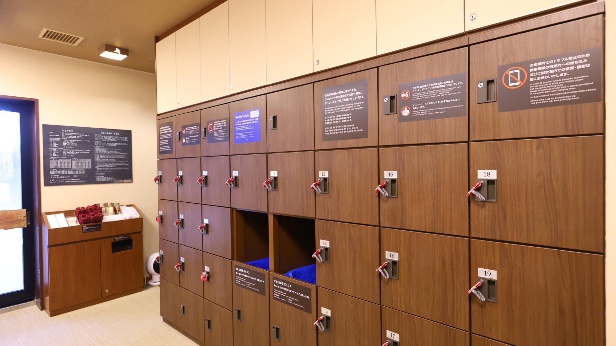 女性大浴場脱衣ロッカー