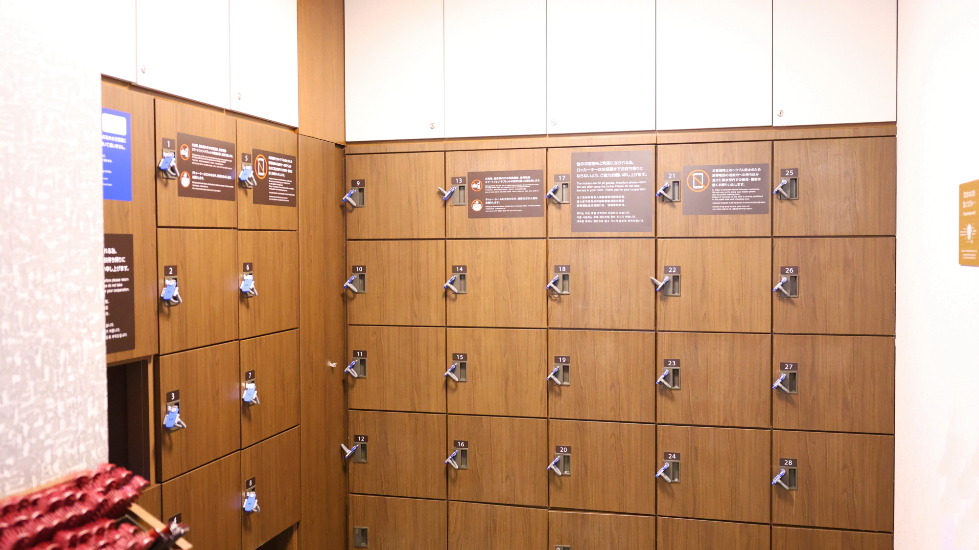 男性大浴場脱衣ロッカー