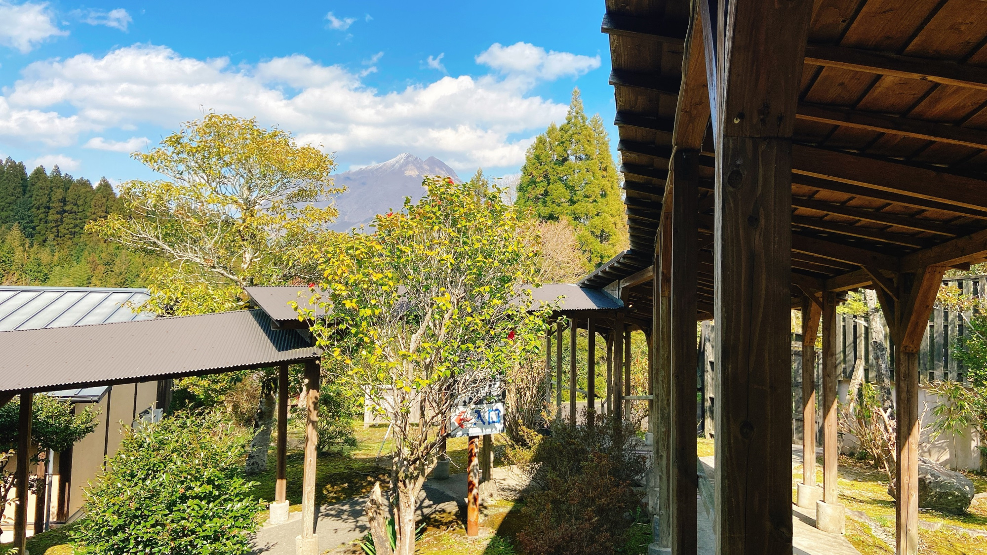 由布岳と回廊。温泉上がりにお散歩してみるのもおすすめです。