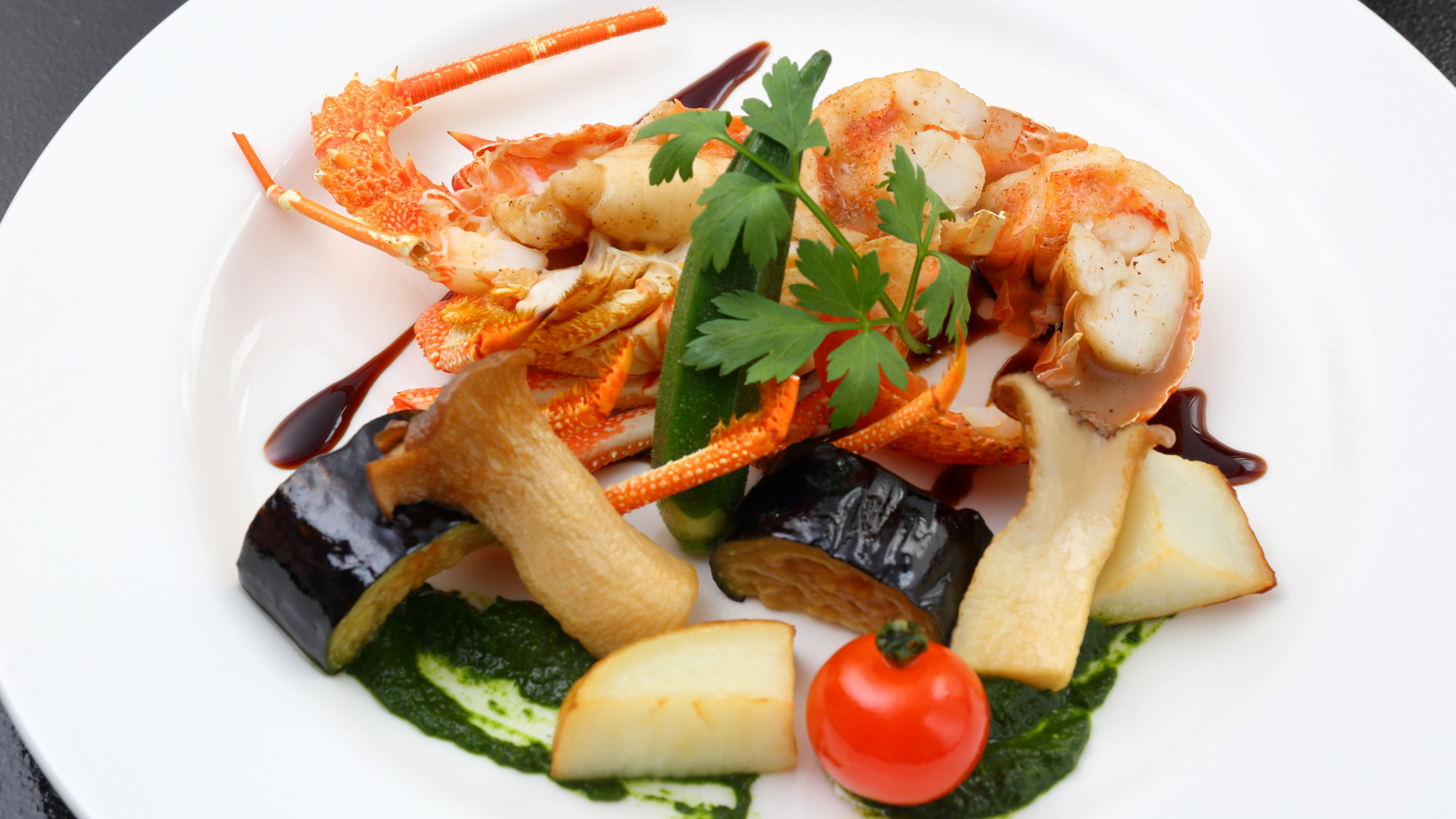 【特選プラン１】で頂ける伊勢海老(時期によりずわい蟹に変更の場合もあり）