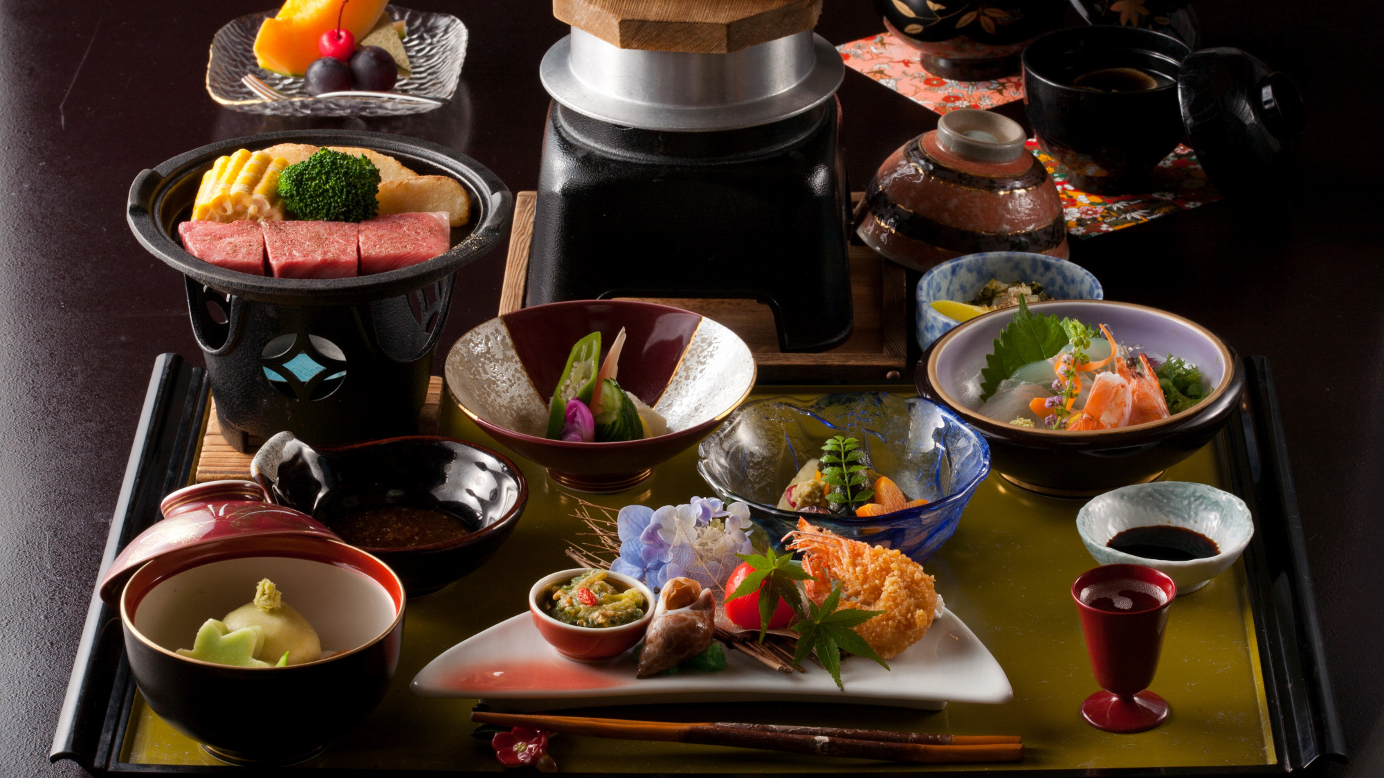 【お手軽プラン】ほたる会席膳一例。豊後牛陶板焼きや大分の新鮮な魚介類が並ぶ。