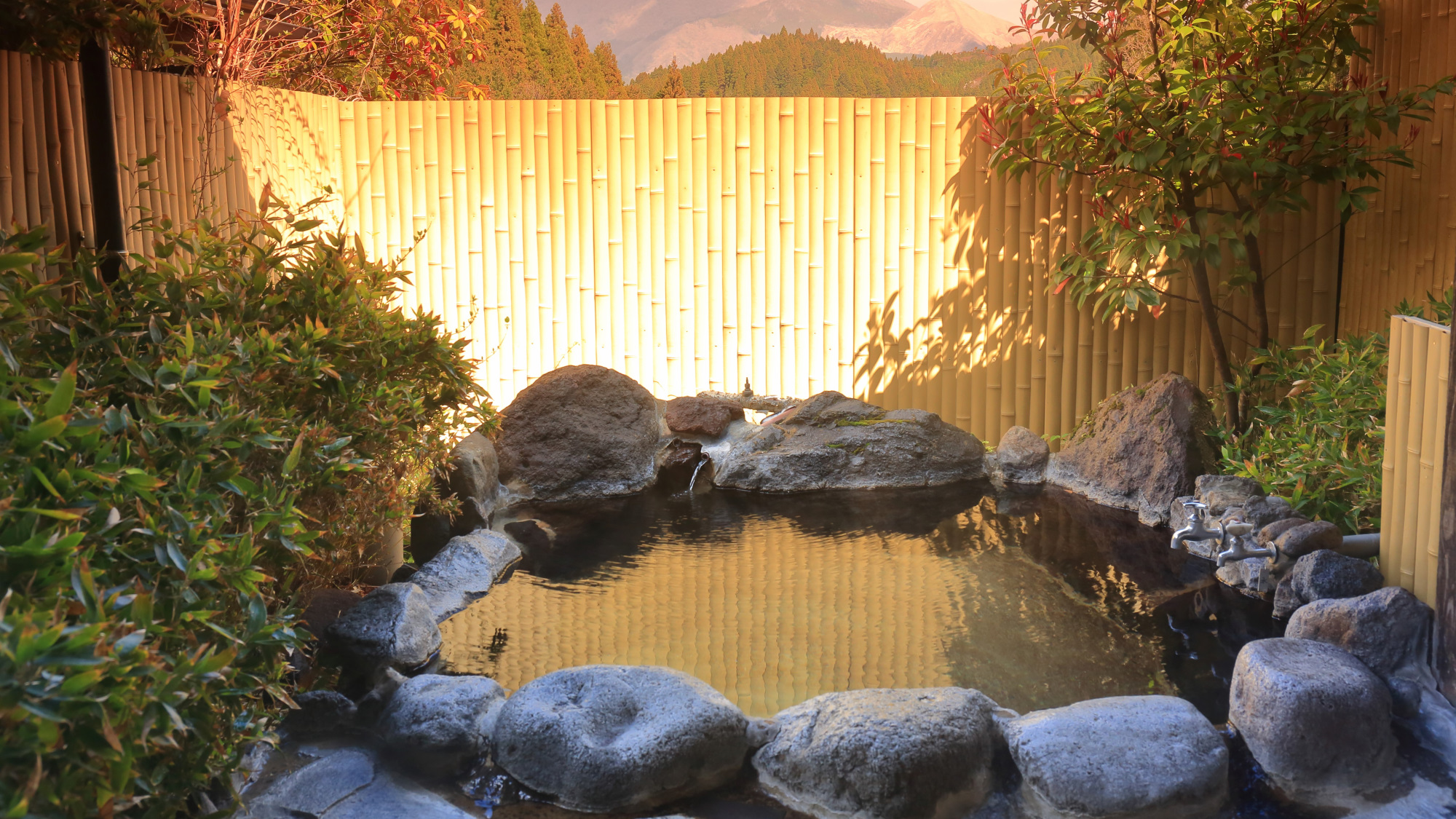 ＜2号棟＞客室についている露天風呂となります。