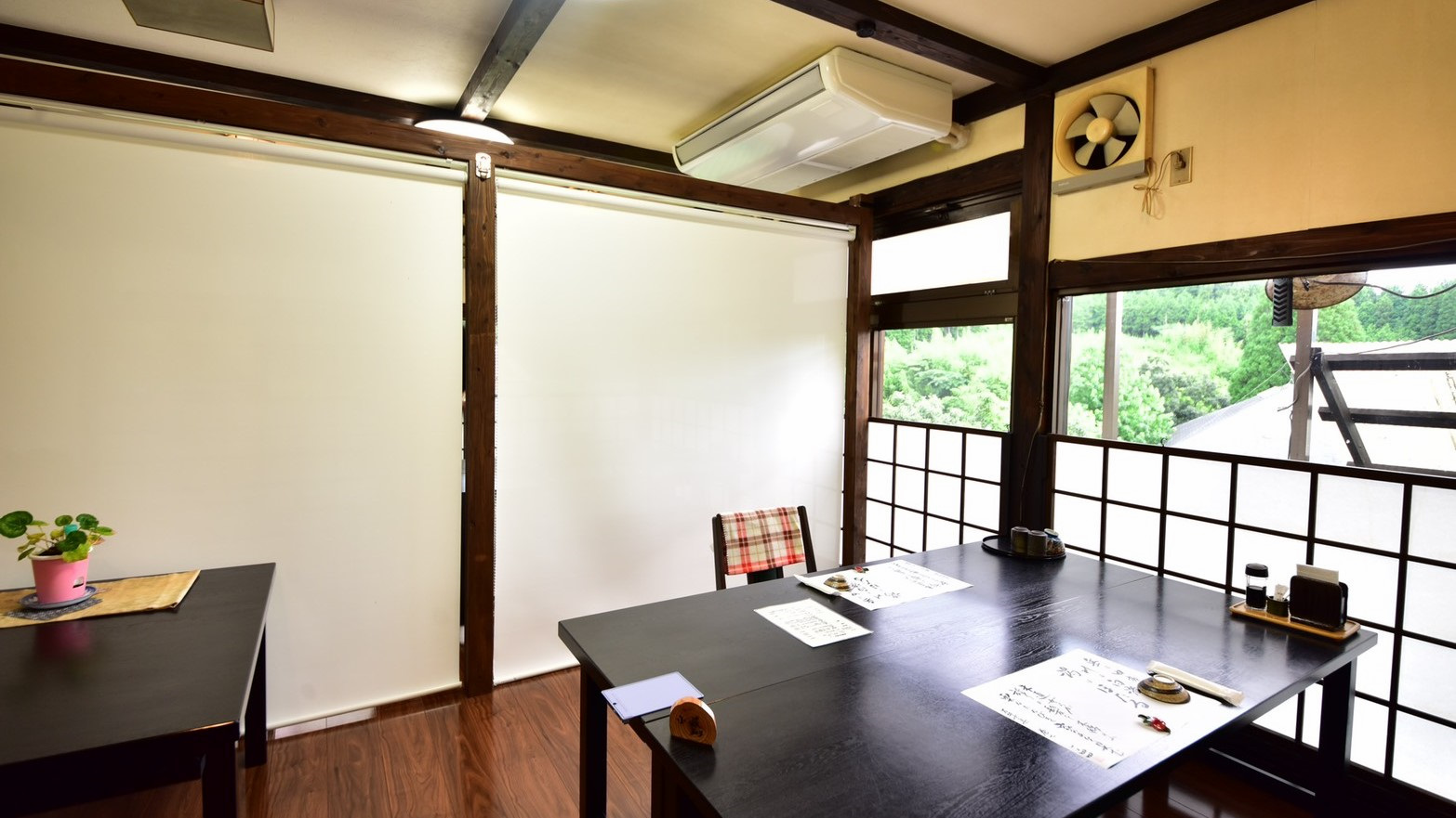 食事処は半個室の空間になっております。密を避け、安心してお召し上がりいただけます。