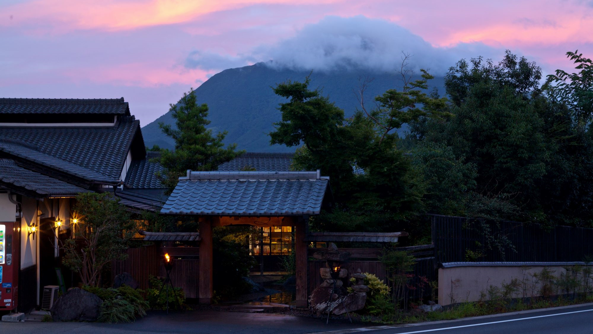 紅く染まるきれいな空に映える宿外観。由布のお宿ほたるへの入口。