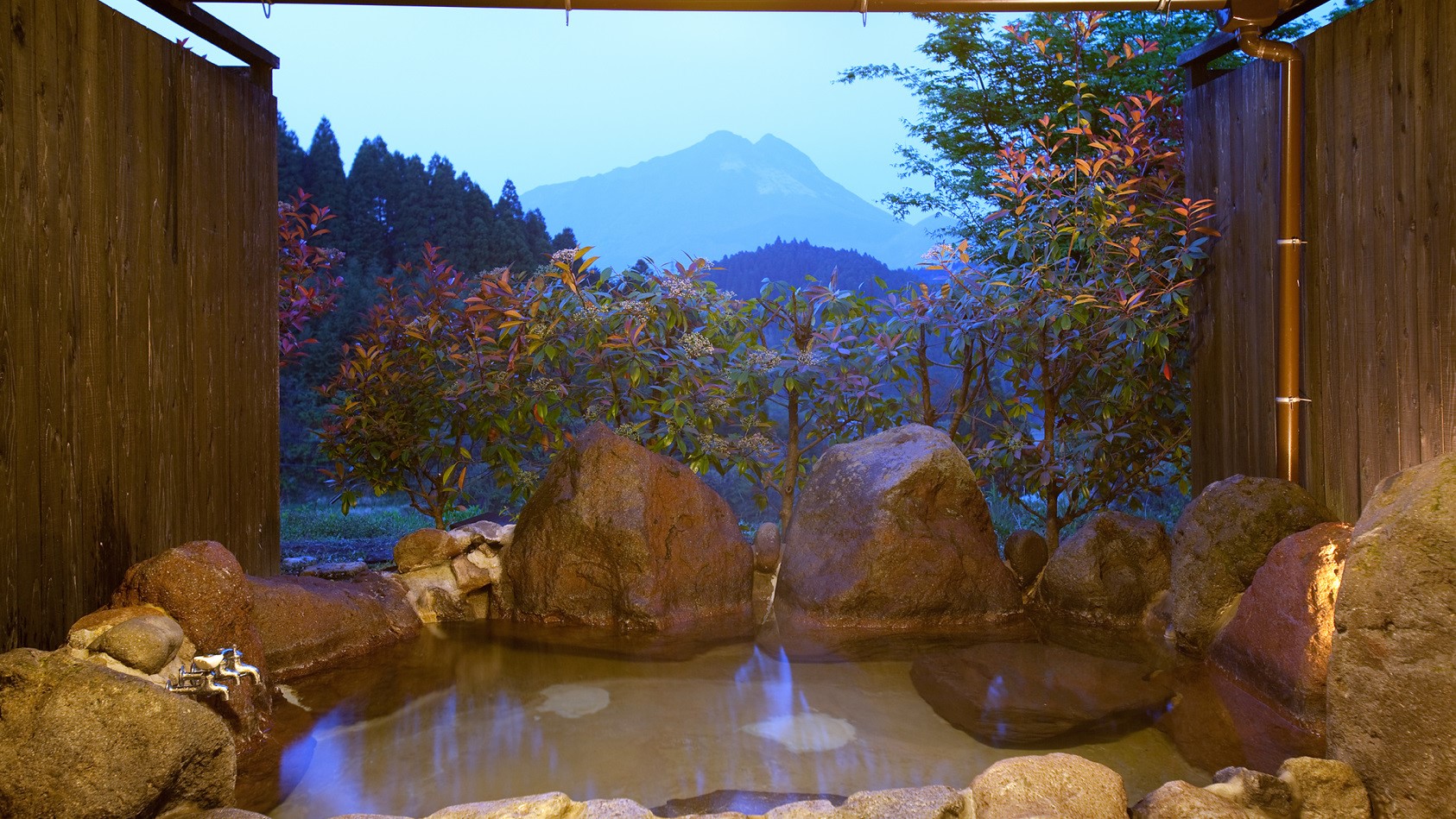 由布岳を眺めながら浸かる客室露天風呂