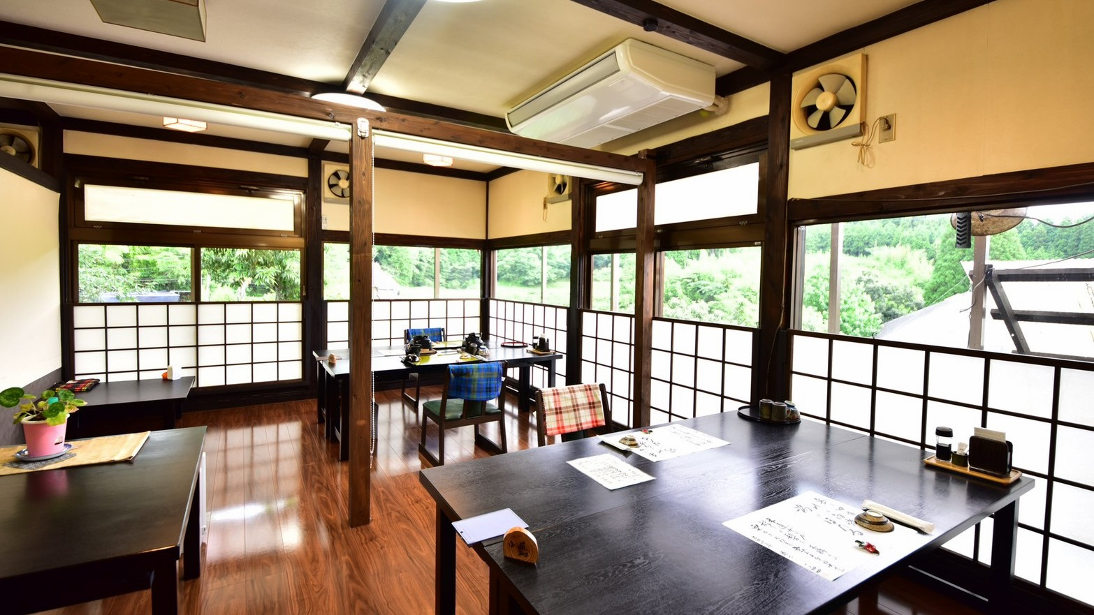 食事処は半個室の空間になっております。密を避け、安心してお召し上がりいただけます。