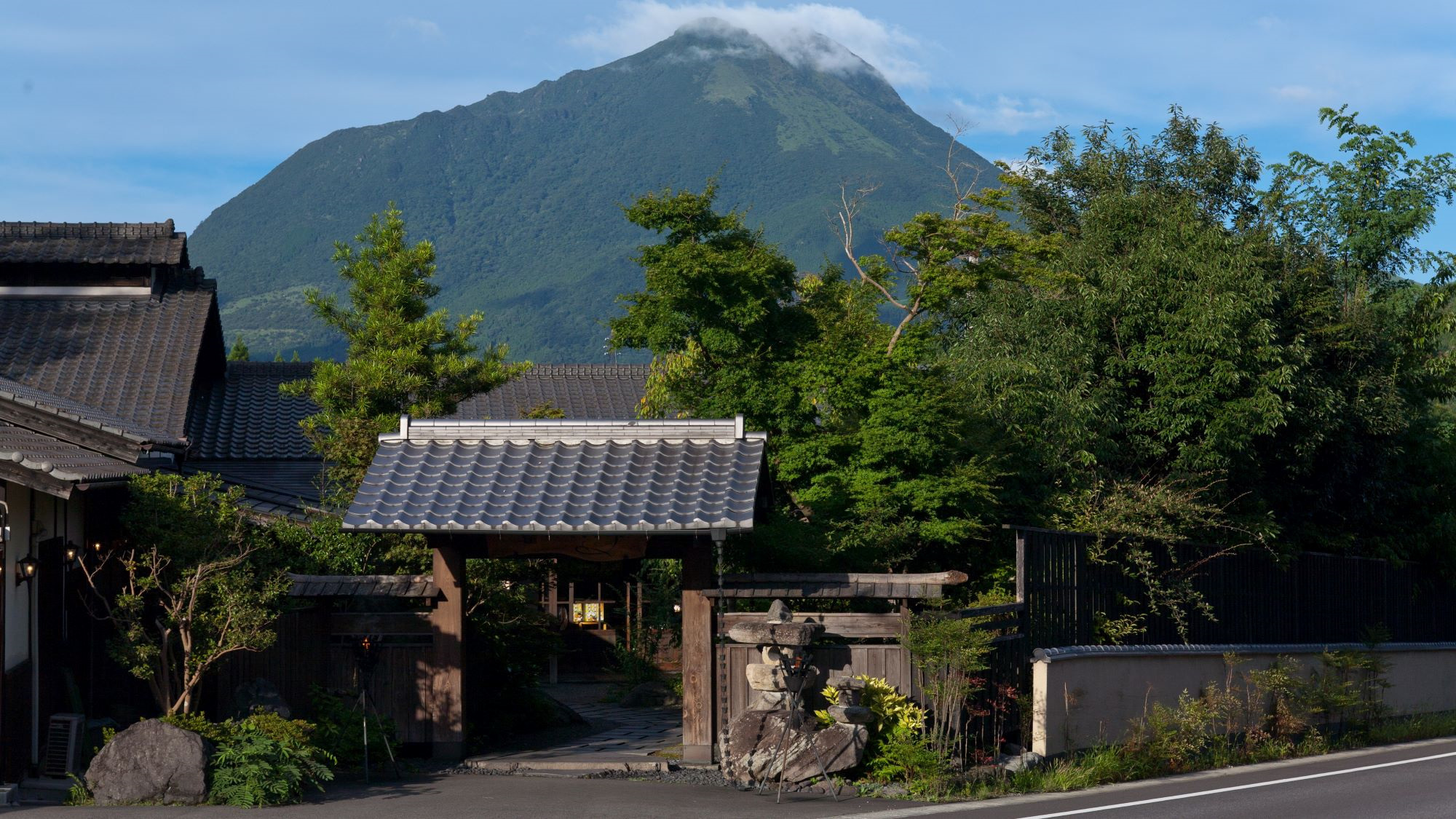 由布岳が背景にそびえたつ。記念写真スポットもご準備。