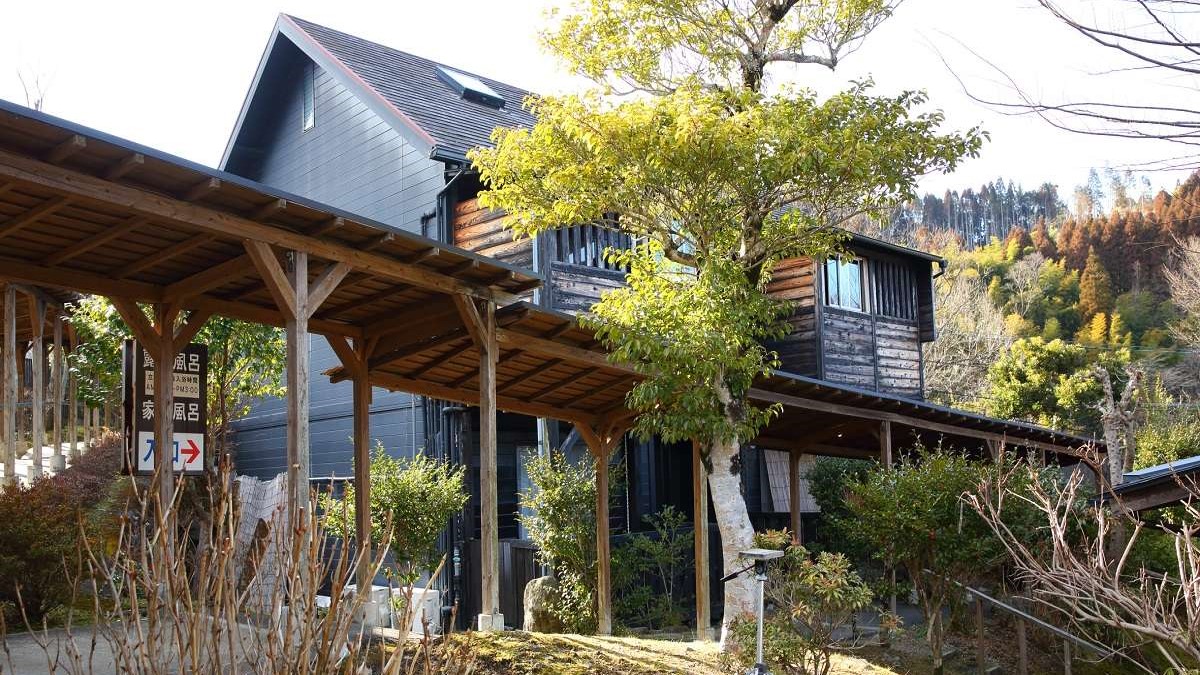 【1号棟】和洋室がある棟の外観。回廊は客室へ続く。