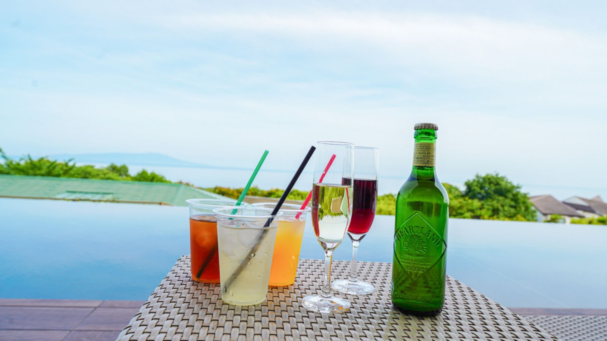 新たにロビーラウンジにてビールやワインなどのお酒も無料でご用意いたしました。