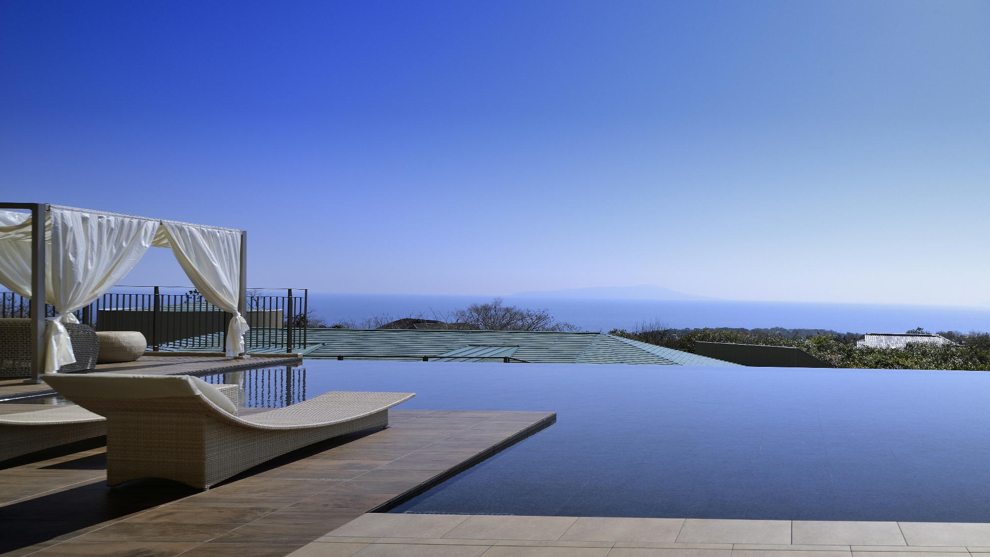 【水盤（すいばん）テラス】