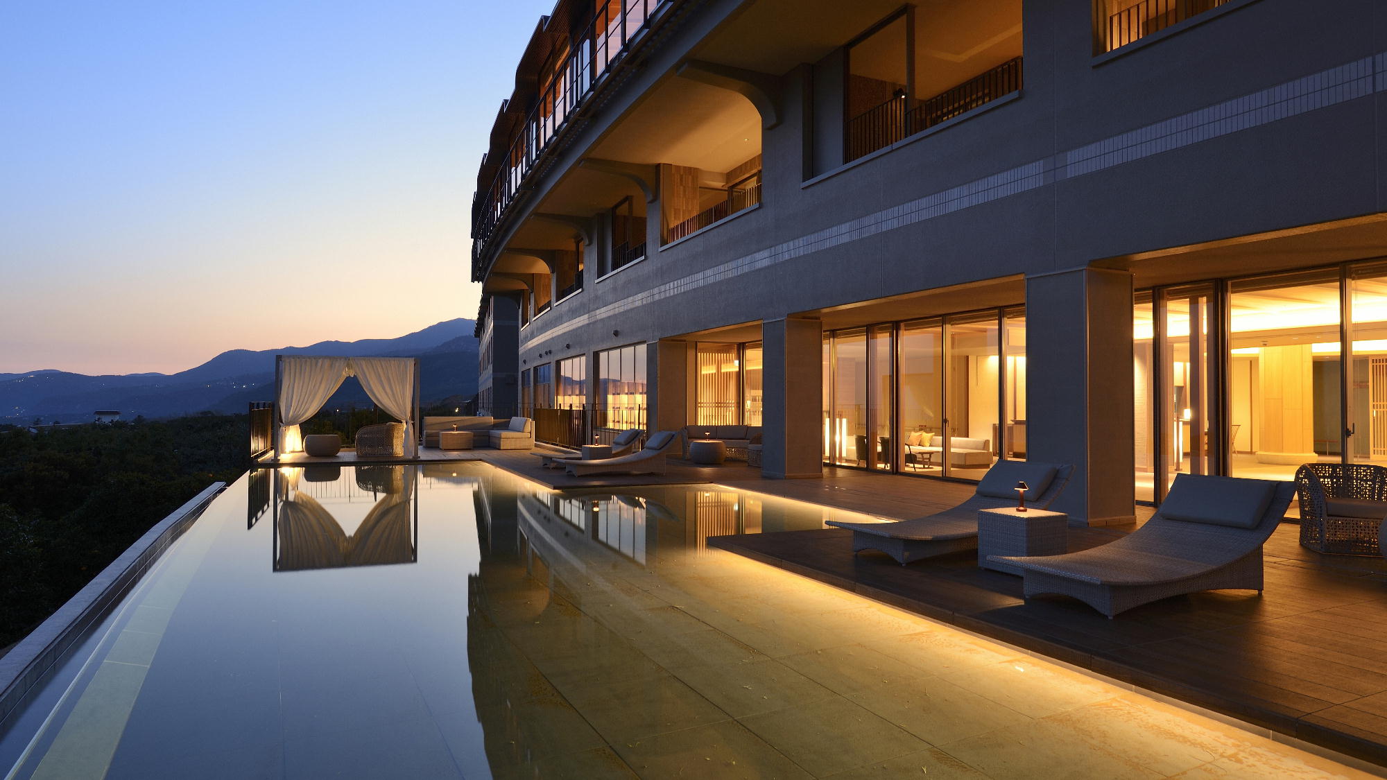 【水盤（すいばん）テラス】