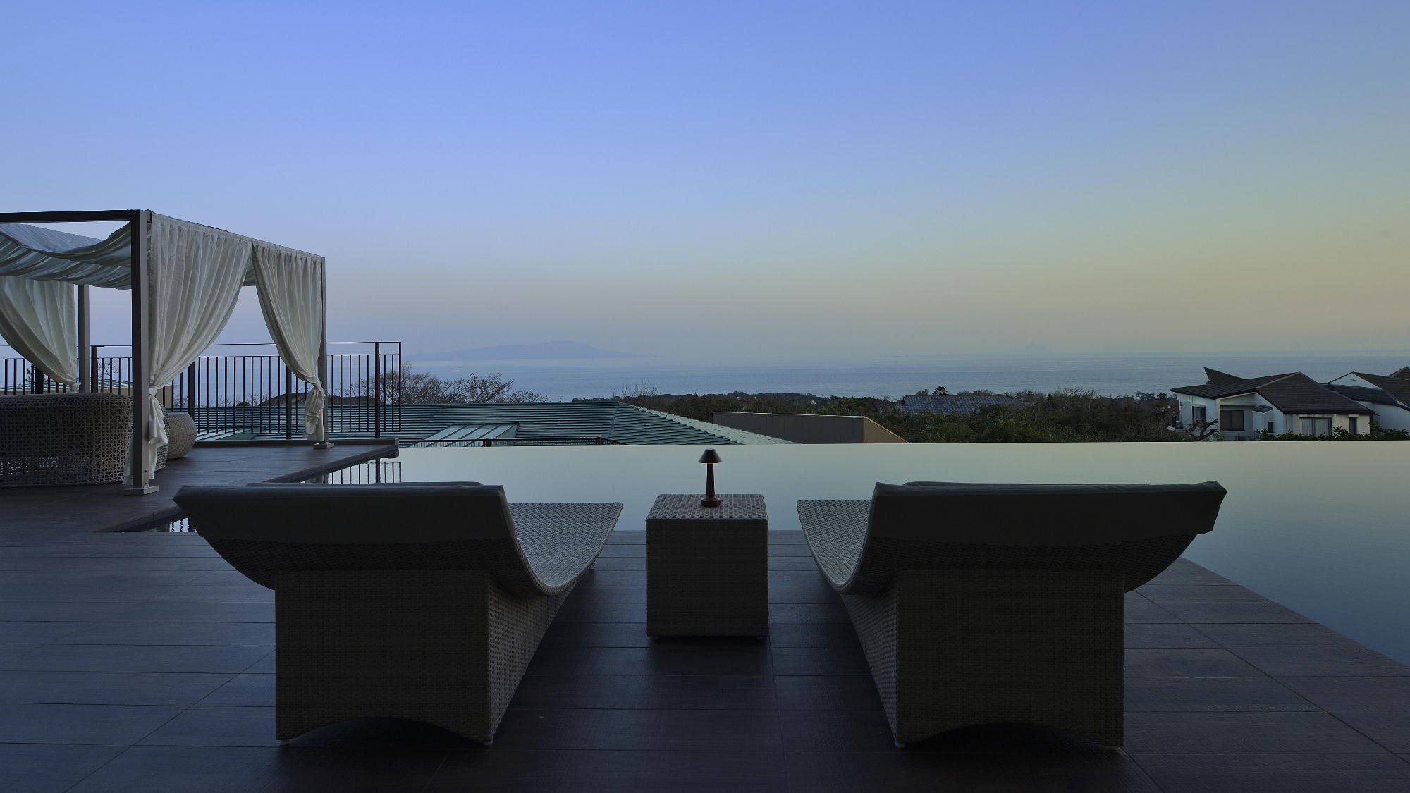 【水盤（すいばん）テラス】