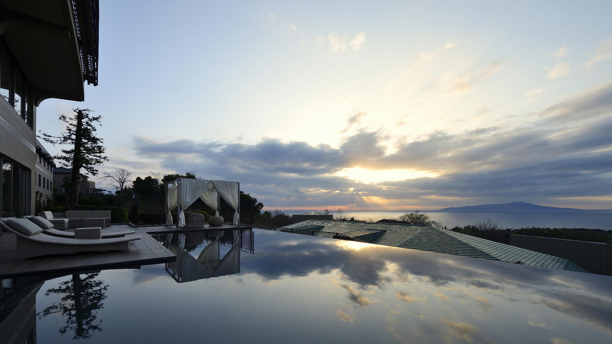 【水盤（すいばん）テラス】