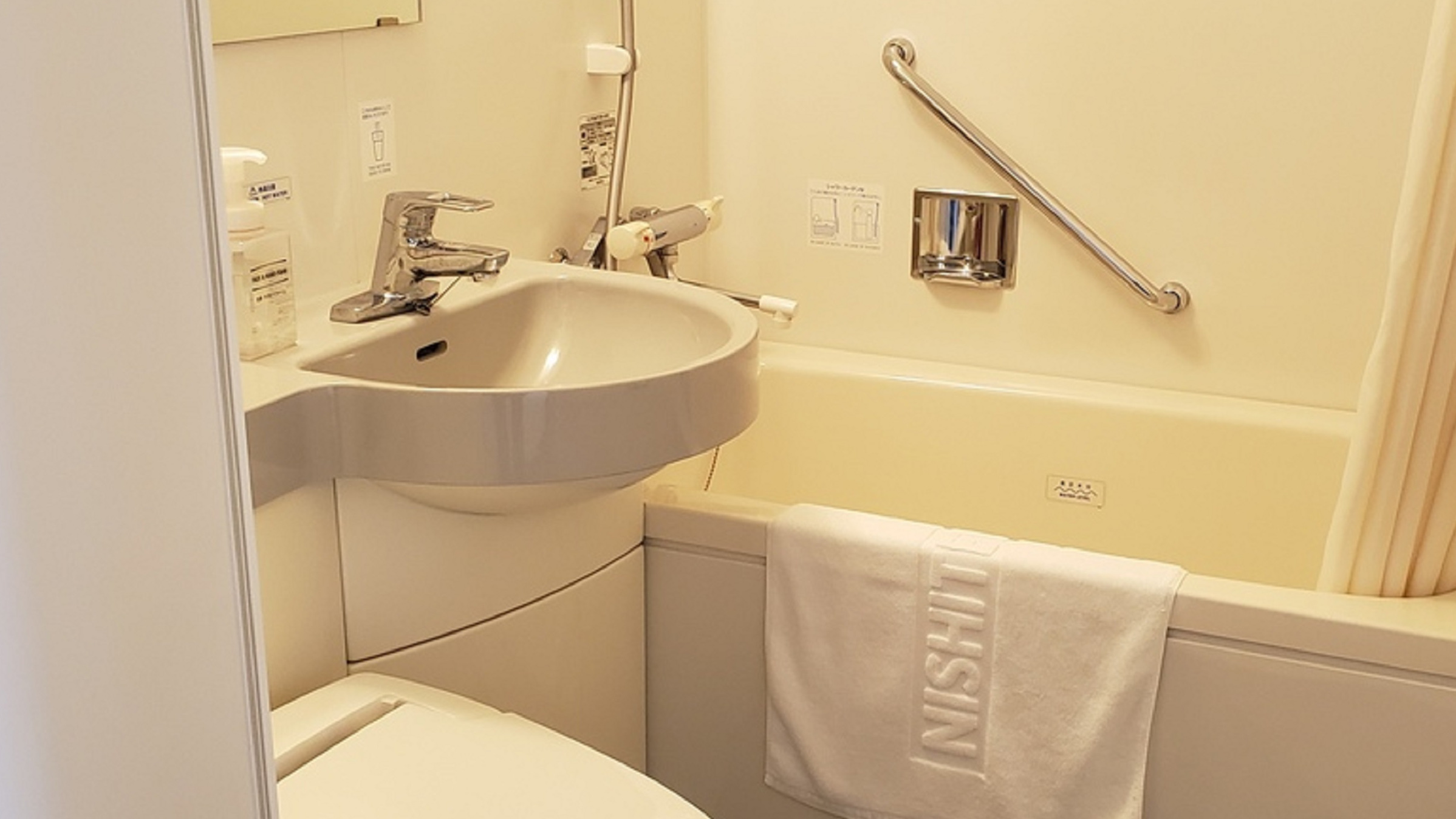 【ユニットバス】全客室にバス・トイレ付きのユニットバスを設置しております。