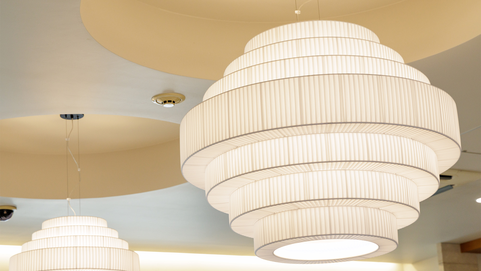 【フロント・ロビー】土佐木をふんだんに取り入れた、清潔感溢れる広々とした１階ロビー