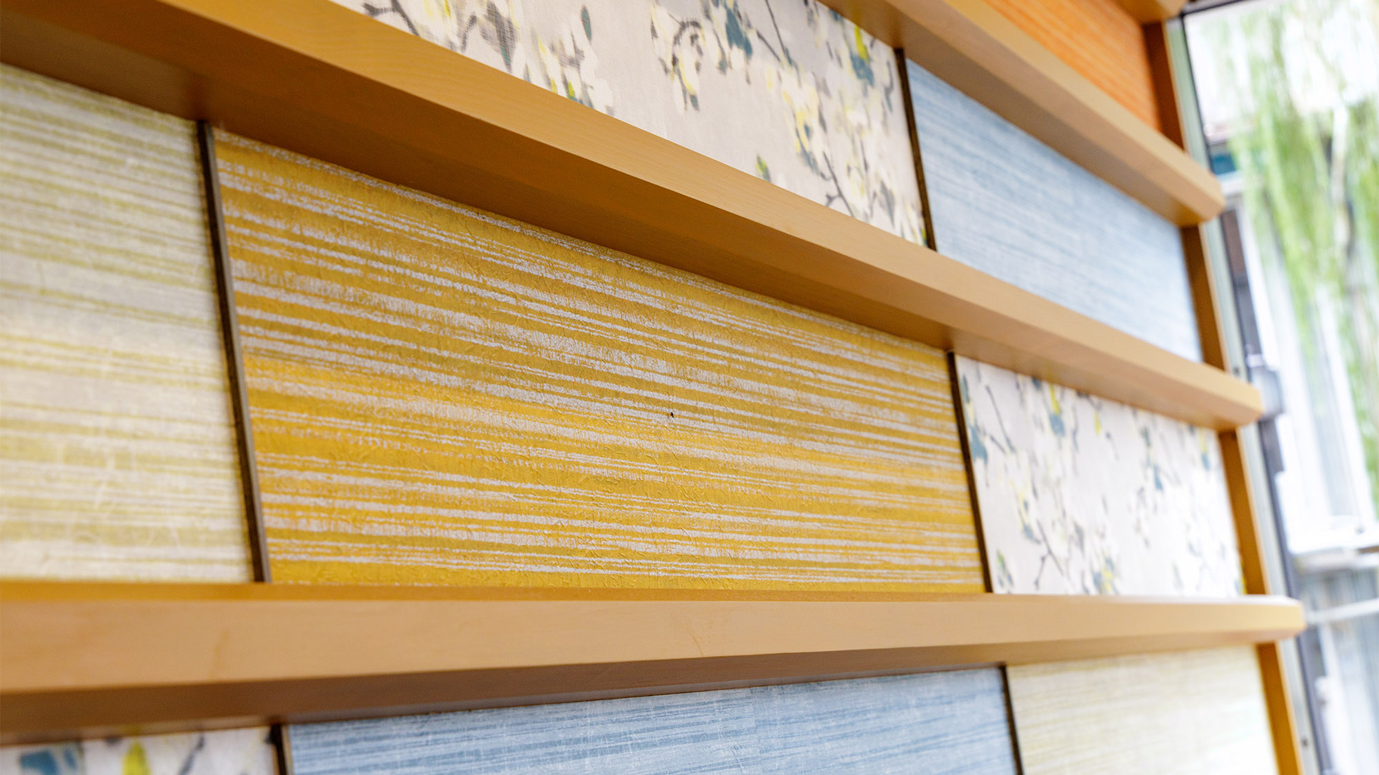 【フロント・ロビー】土佐木をふんだんに取り入れた、清潔感溢れる広々とした１階ロビー