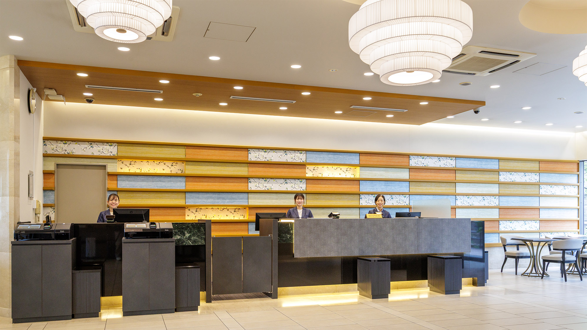【フロント・ロビー】土佐木をふんだんに取り入れた、清潔感溢れる広々とした１階ロビー