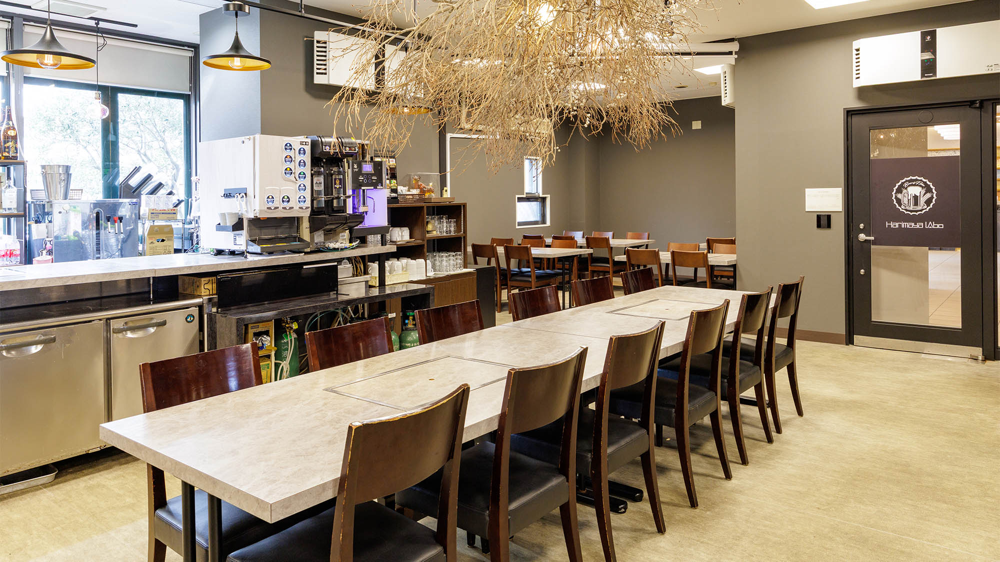 【朝食会場】ホテル1階「Beer&Niku Harimaya Labo」（ビールと肉　はりまやラボ）