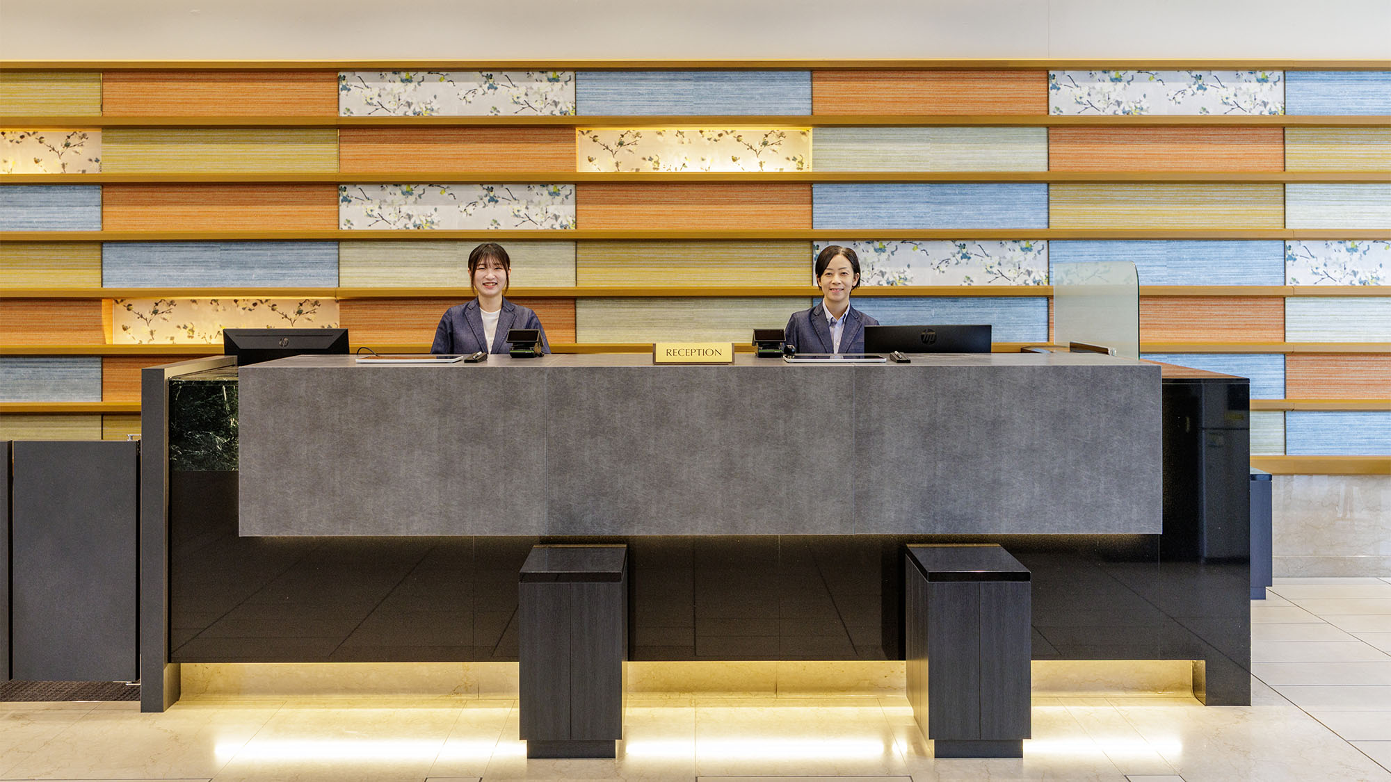 【フロント・ロビー】土佐木をふんだんに取り入れた、清潔感溢れる広々とした１階ロビー