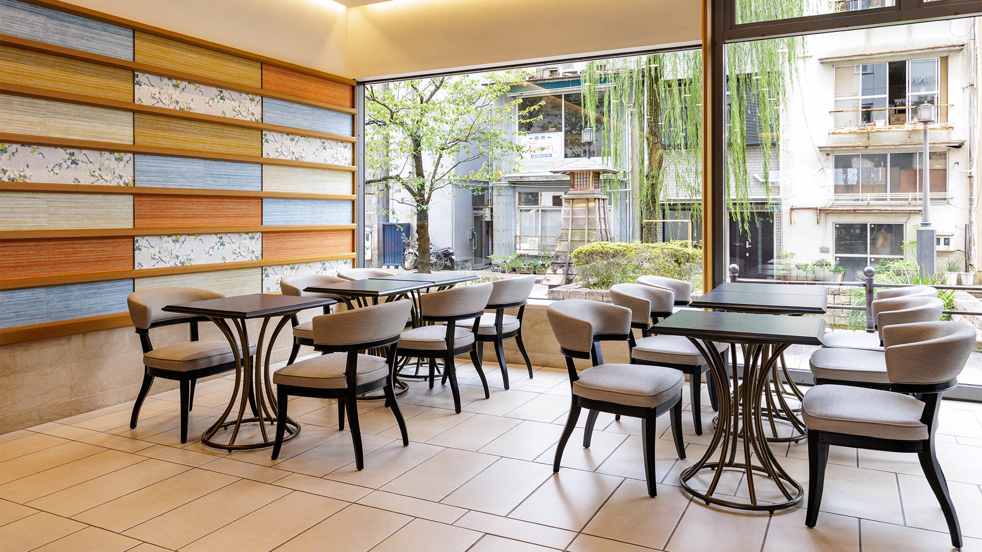 【フロント・ロビー】土佐木をふんだんに取り入れた、清潔感溢れる広々とした１階ロビー