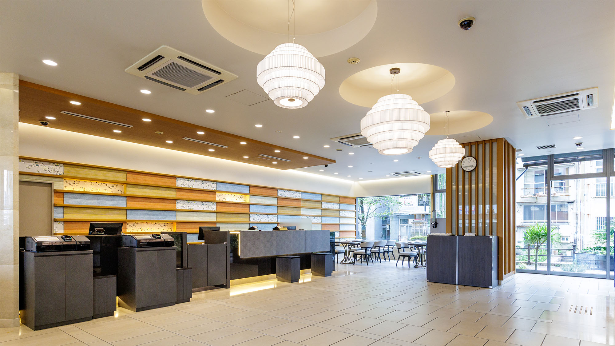 【フロント・ロビー】土佐木をふんだんに取り入れた、清潔感溢れる広々とした１階ロビー