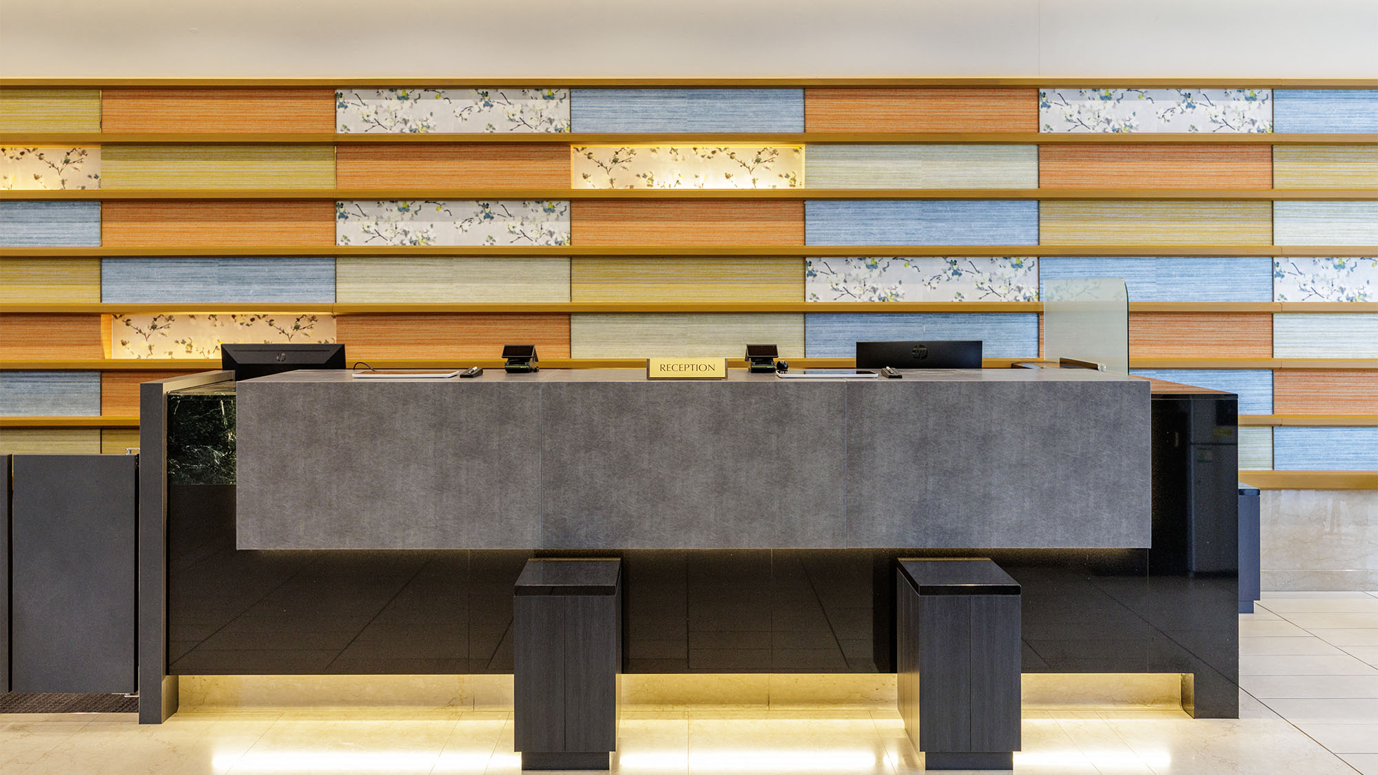 【フロント・ロビー】土佐木をふんだんに取り入れた、清潔感溢れる広々とした１階ロビー