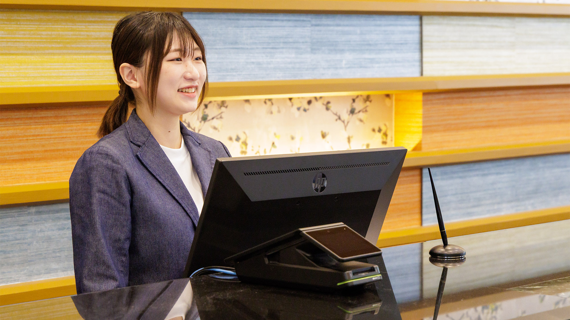 【フロント・ロビー】土佐木をふんだんに取り入れた、清潔感溢れる広々とした１階ロビー