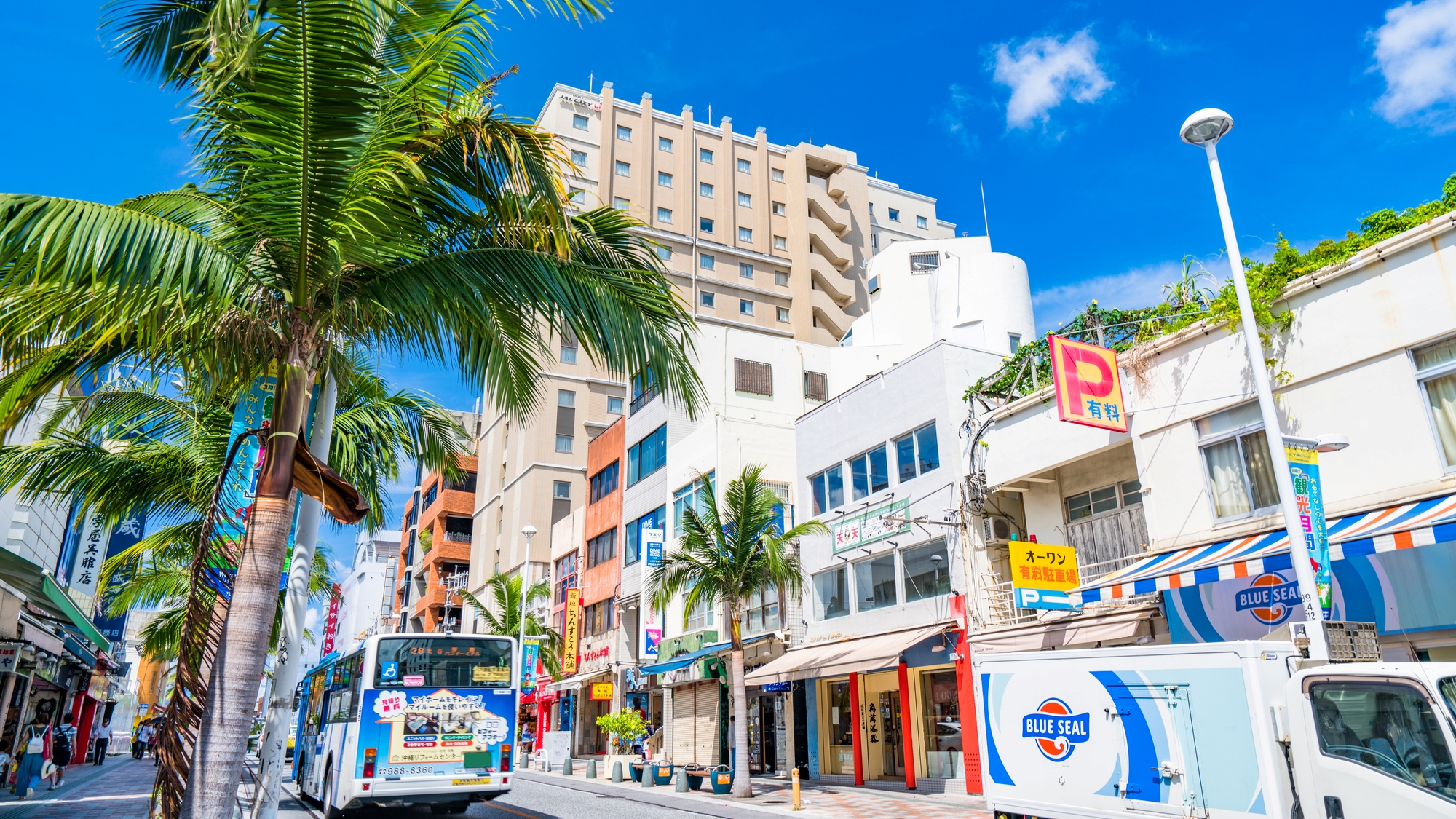 【当館から車で12分】沖縄随一の繁華街、グルメやショッピングを楽しめる「国際通り」