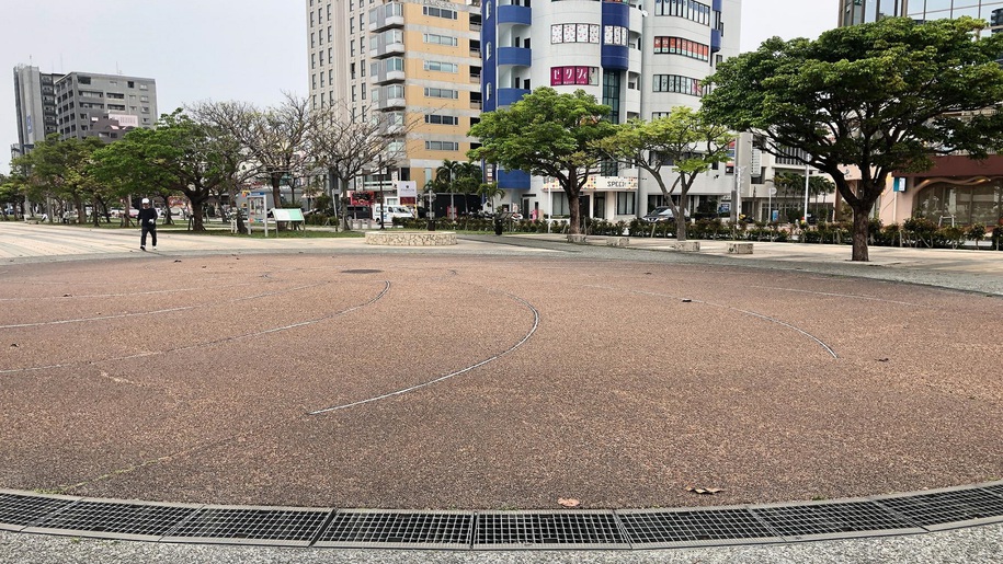 【おもろまち駅からの道⑧】青の建物へ向かって進みます