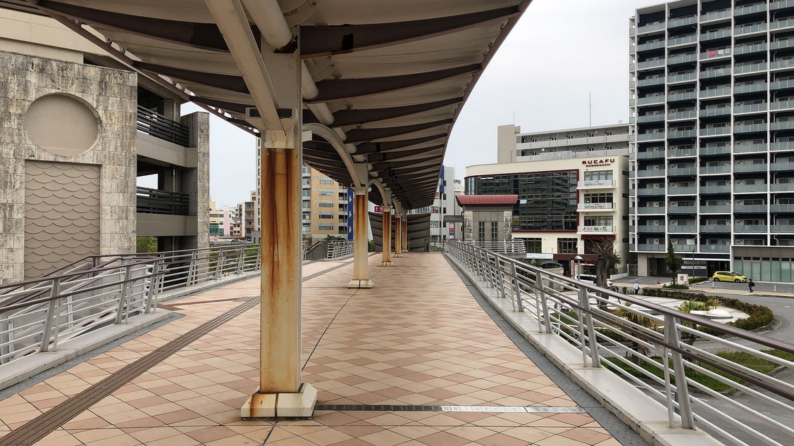 【おもろまち駅からの道⑤】まっすぐ進みます