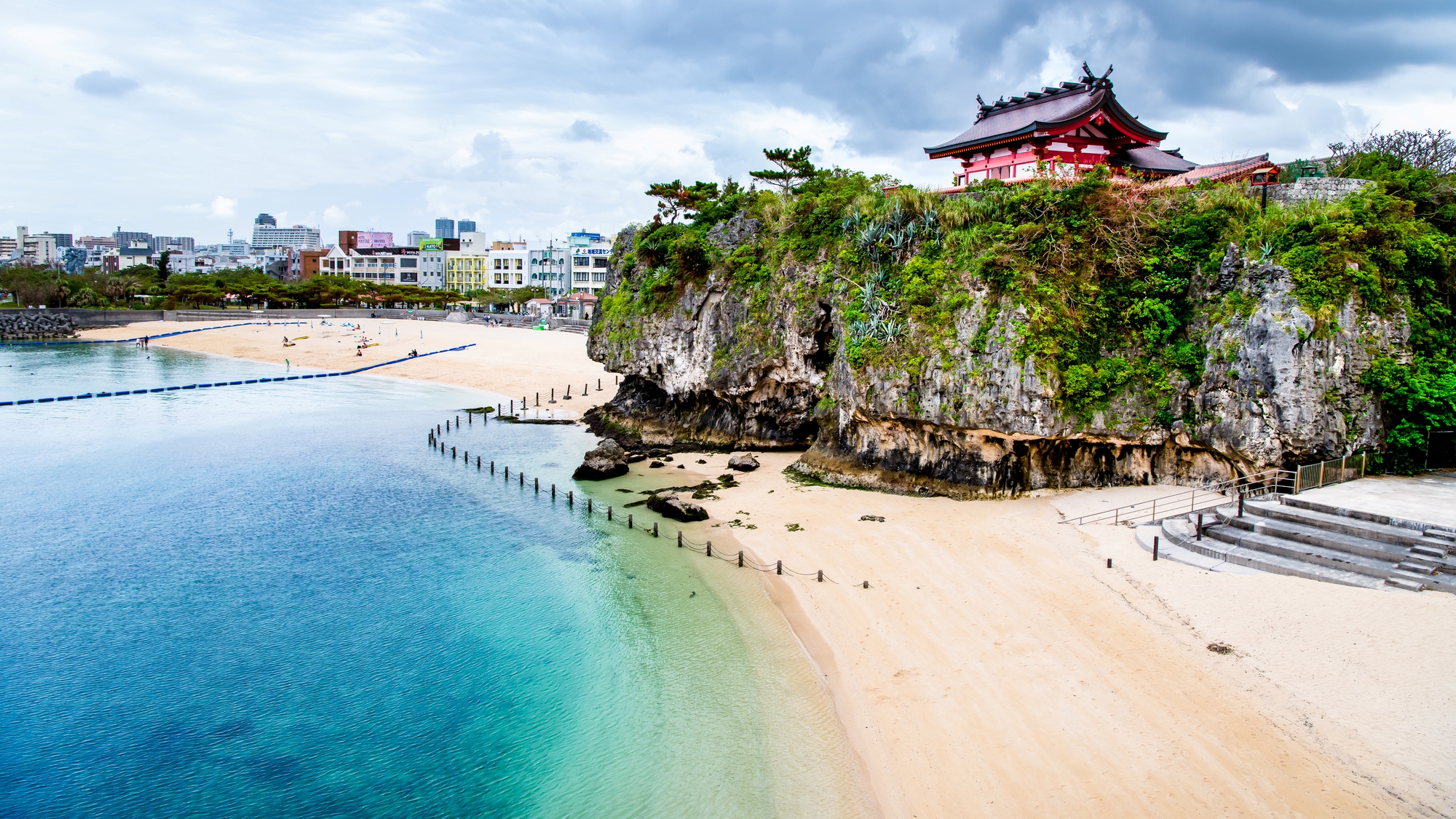 「波の上ビーチ」でアクティビティ体験