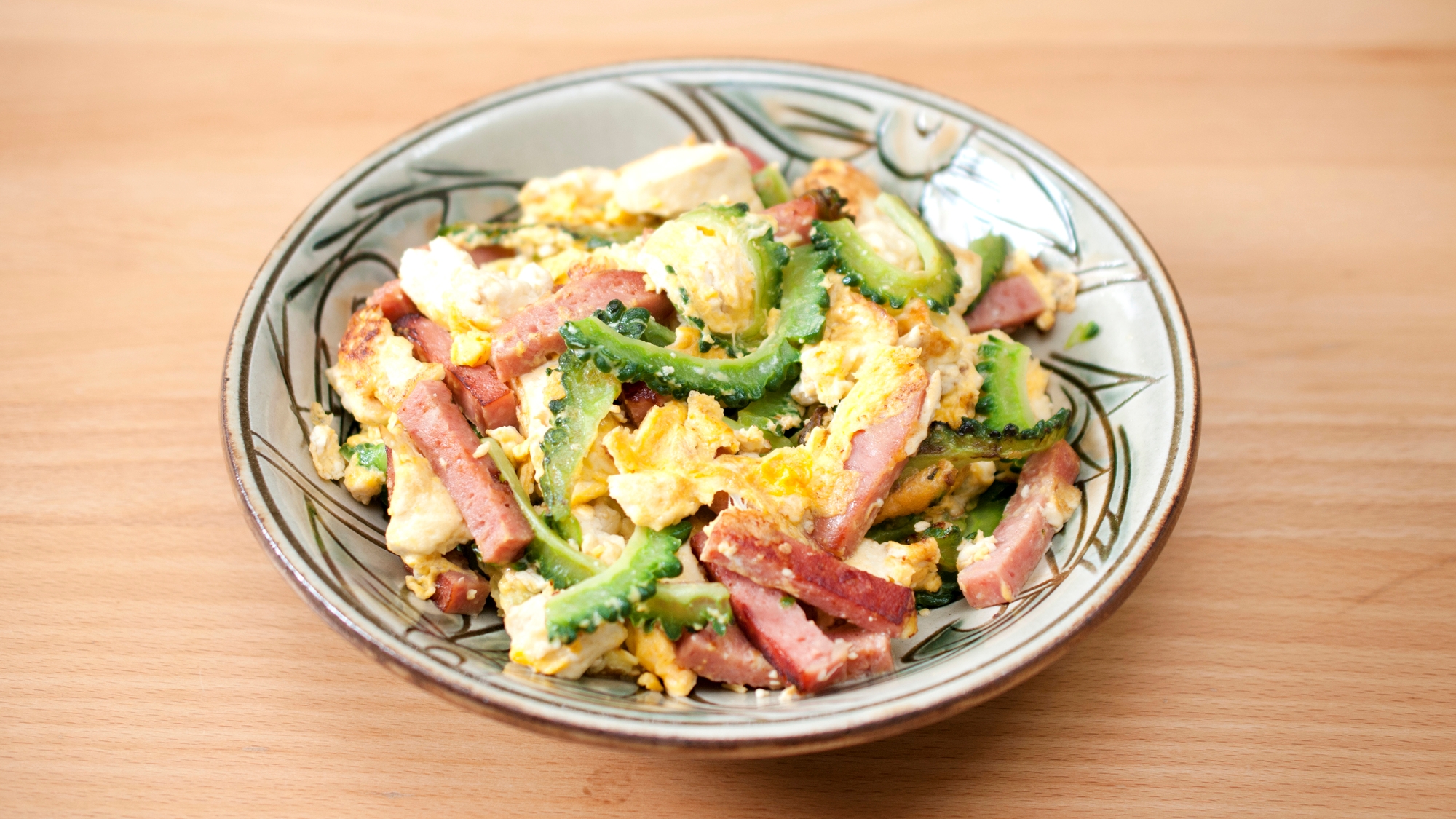 「ゴーヤチャンプルー」を食べて沖縄観光を楽しもう！※イメージ