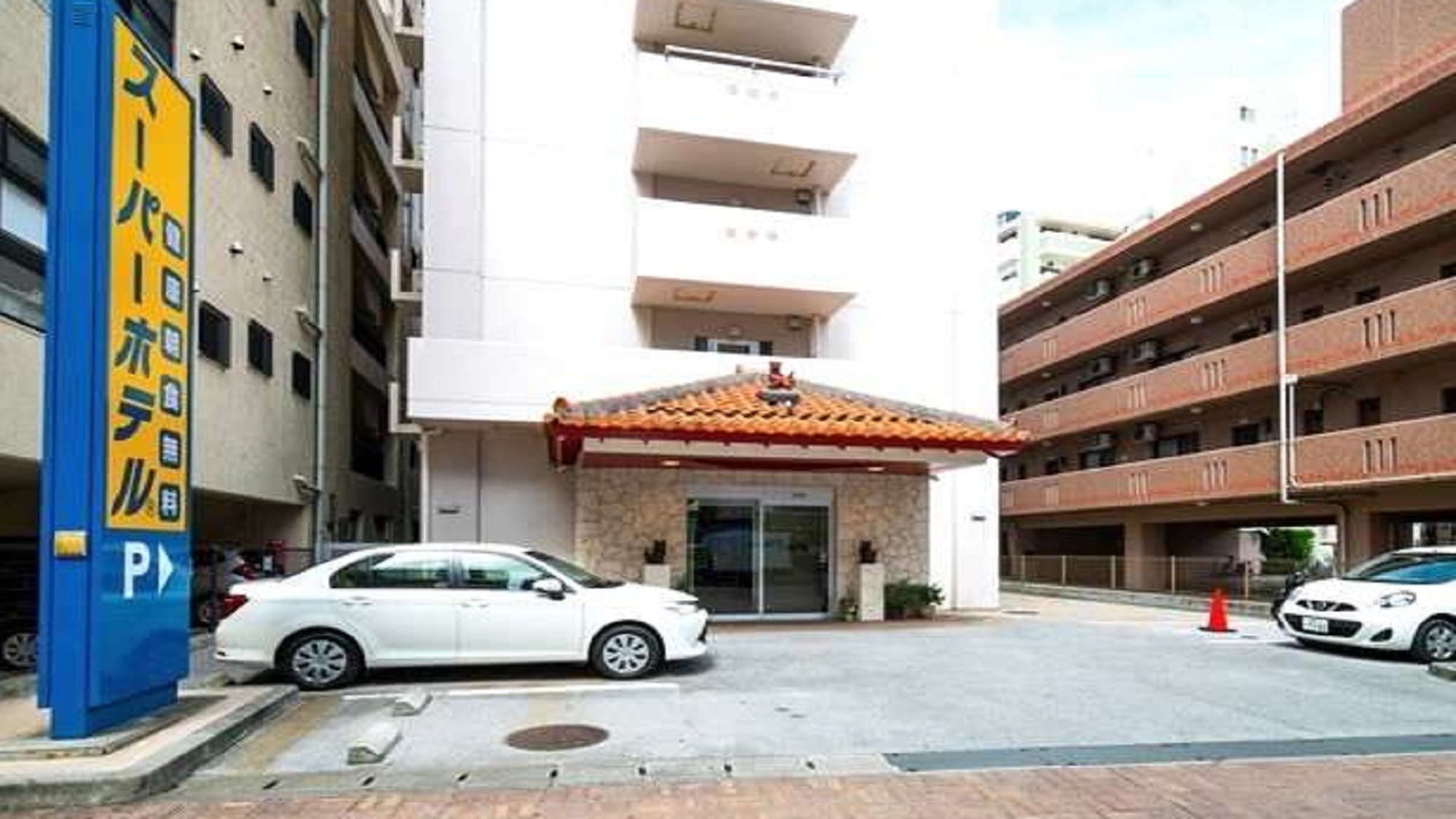 【ホテル敷地内駐車場(６台)】先着順・予約不可・1泊500円