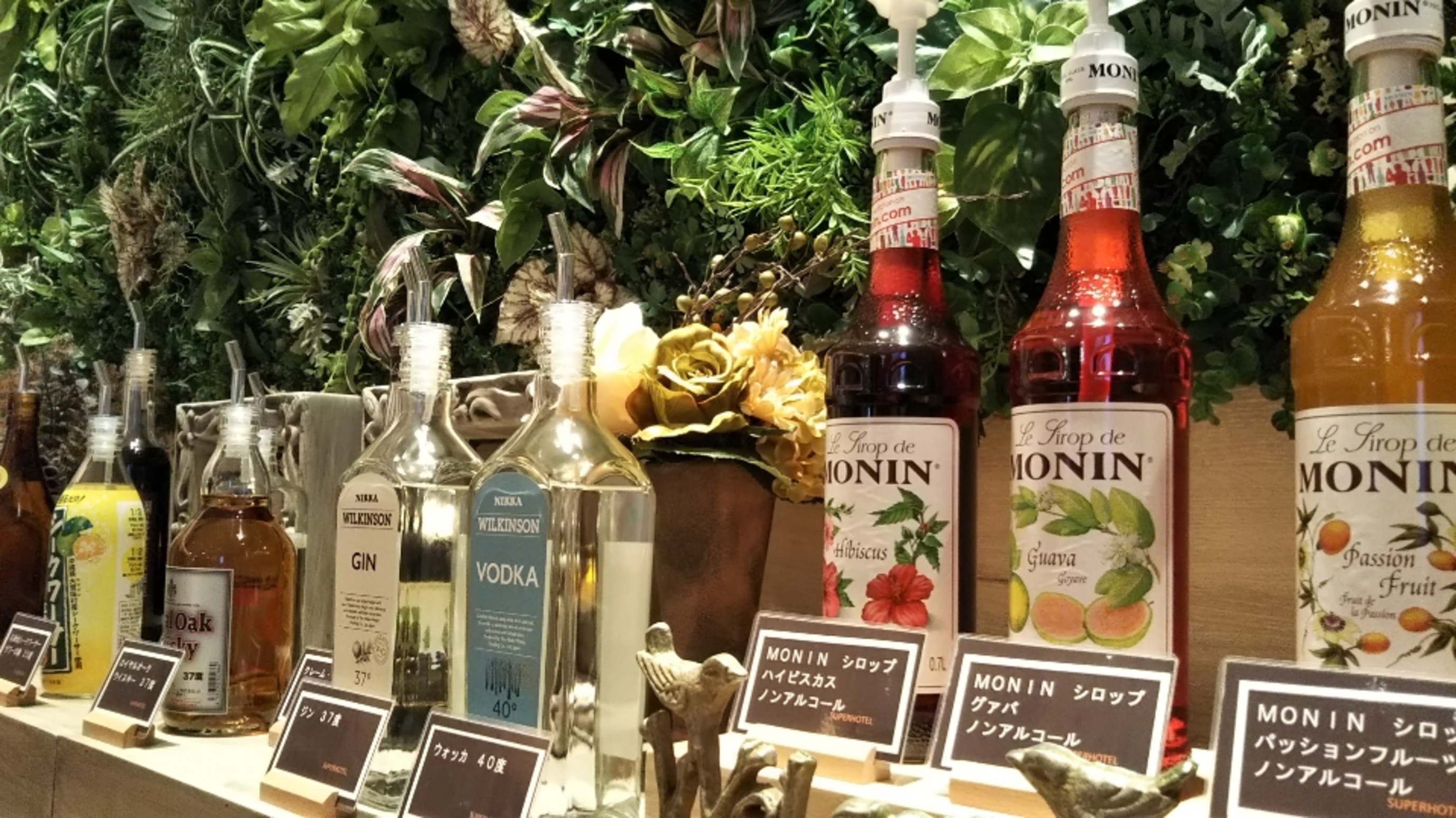 ワインや焼酎、コーヒー等をラウンジでゆったりと楽しめる無料のウェルカムバー