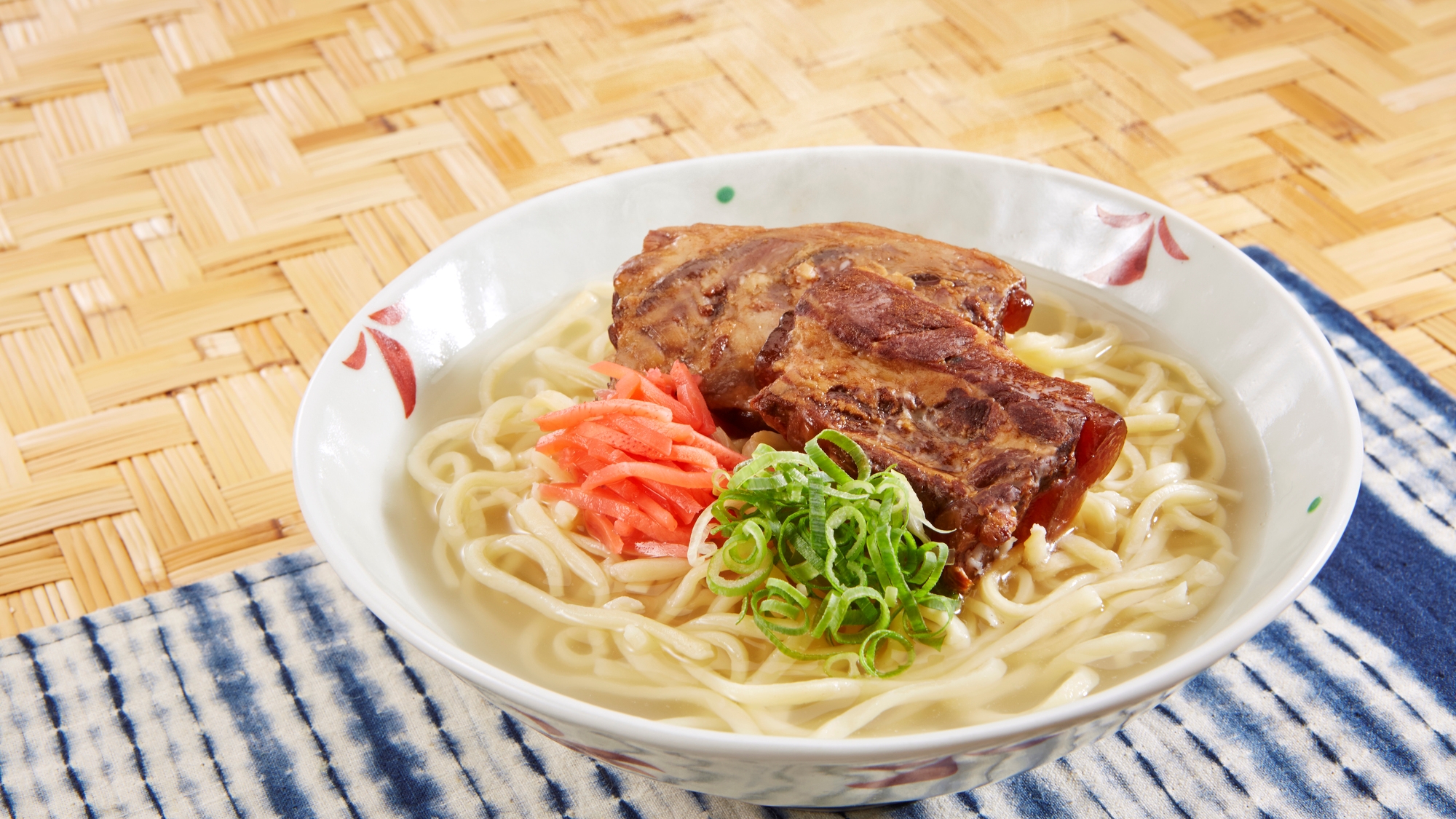 沖縄で「ソーキそば」を堪能！※イメージ