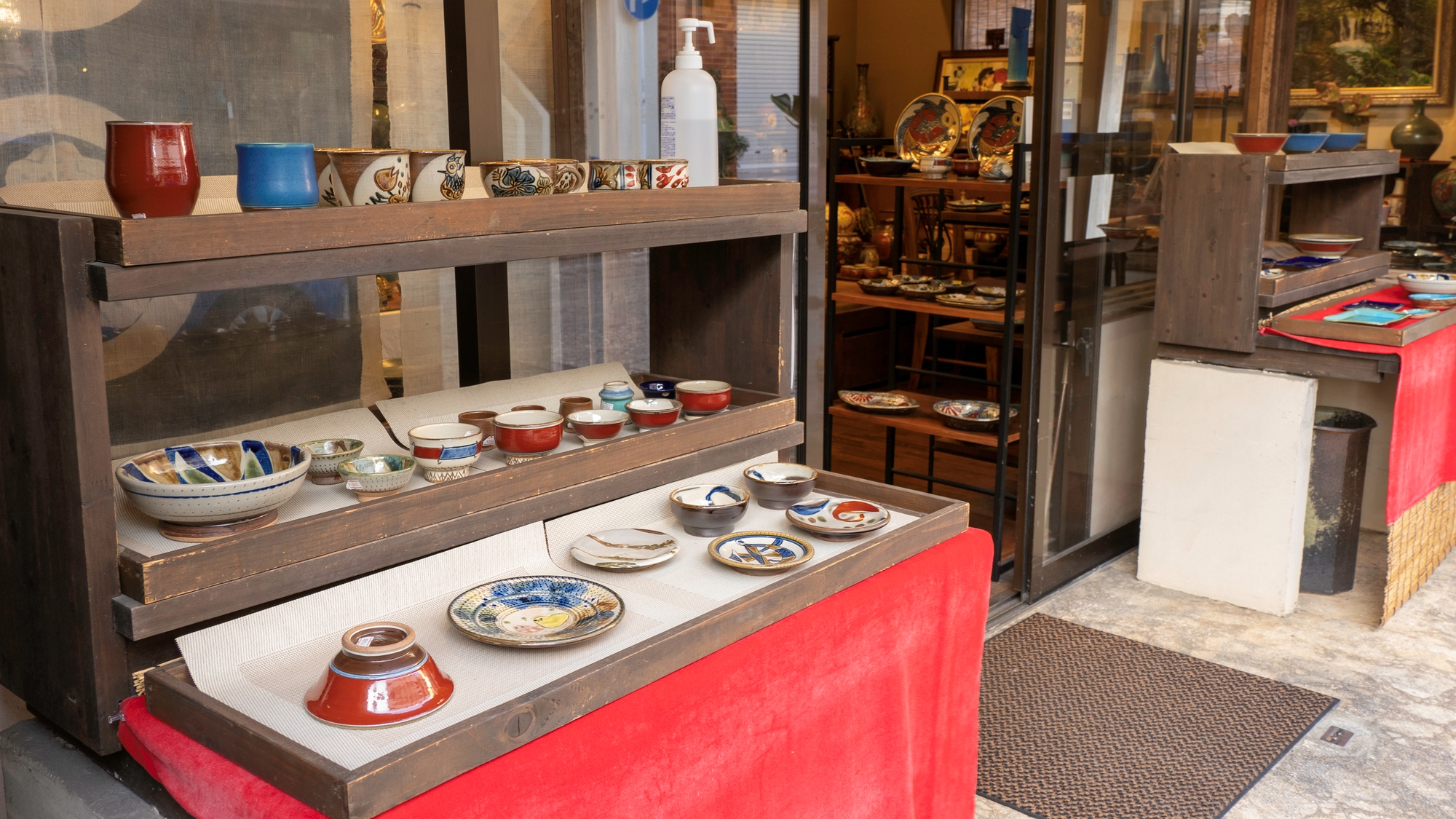 散策に最適！「壺屋やちむん通り」