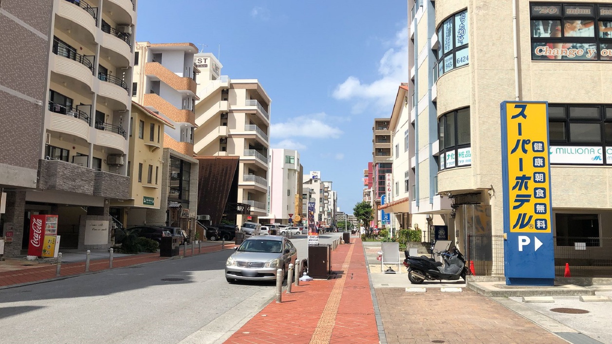 【第1駐車場までの道①】ホテル前の道をホテル出て右方向へ進みます