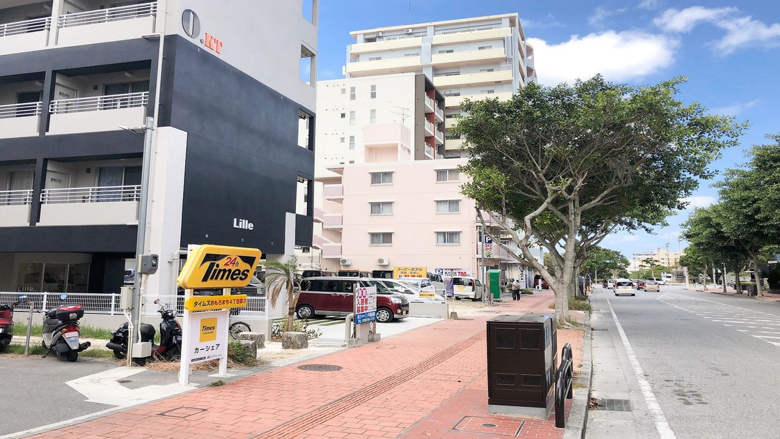 【第1駐車場までの道⑦】Timesを通過。横の横にスーパーホテルサイン入口有