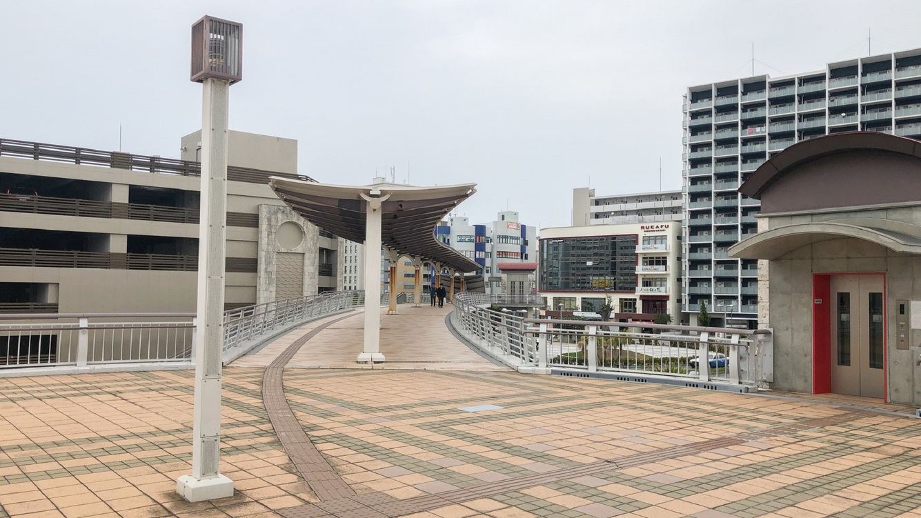 【おもろまち駅からの道④】奥の分岐点を右へ