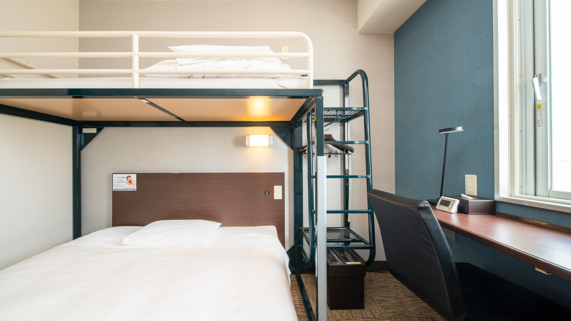 ダブルベッドとロフトベッド付のスーパールームです