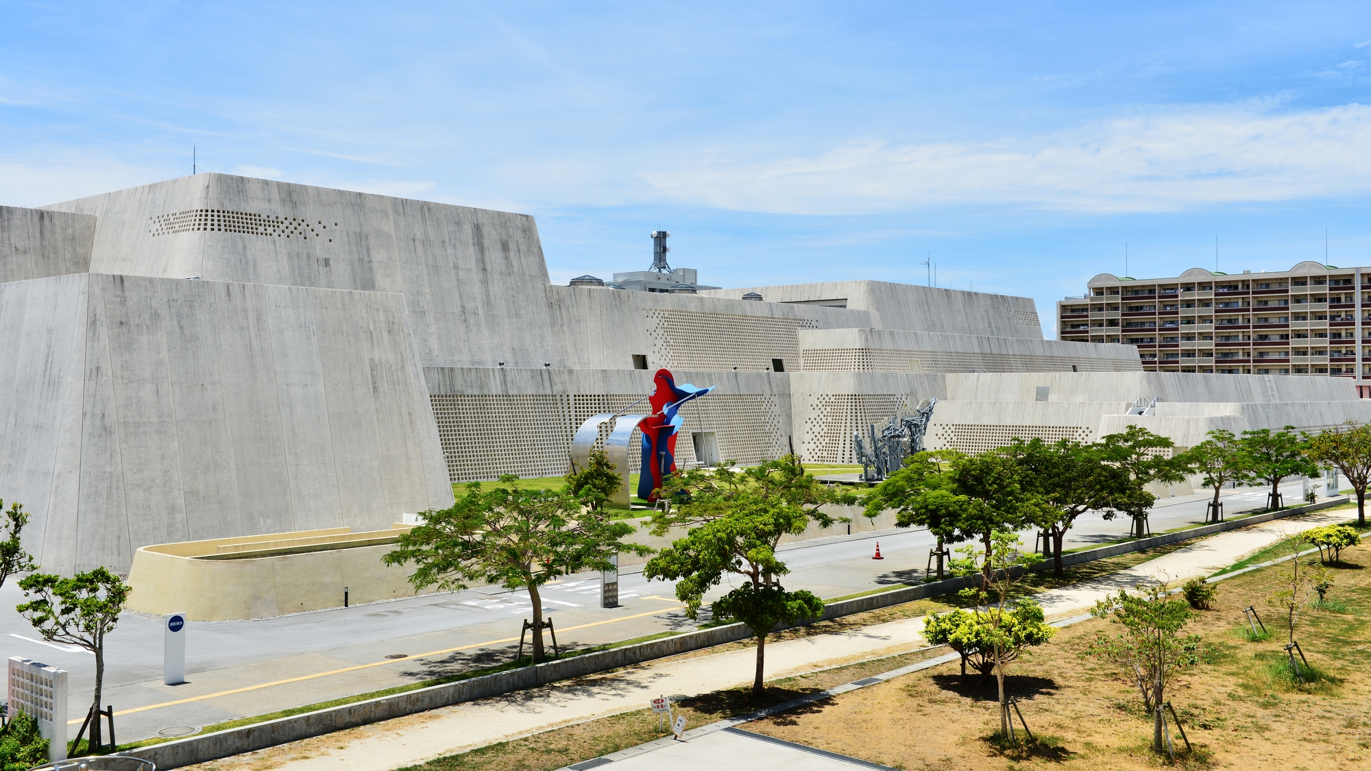 徒歩9分♪「沖縄県立博物館・美術館」