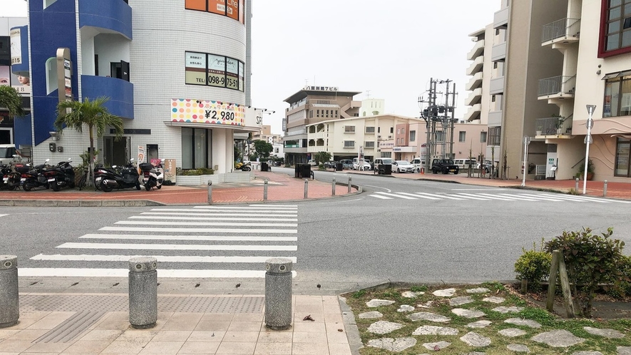 【おもろまち駅からの道⑨】横断歩道を渡りまっすぐ進みます