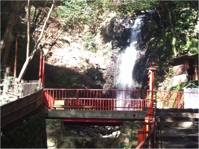不動滝《徒歩約15分》藤木川の支流にかかる落差約15ｍの滝です。